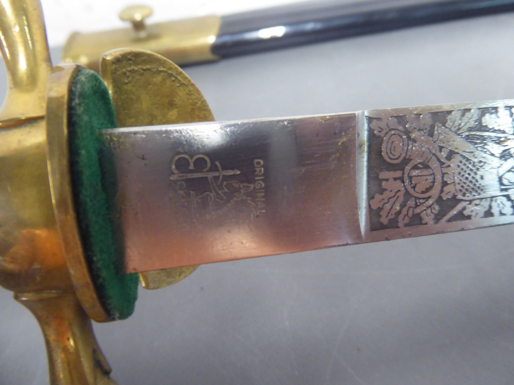 Detail f: Hirschfänger, deutsch, um 1880/90, Hirschhorngriff, Muschelverzierung, Messing, Heft in Form von Klauenfüssen, gravierte Stahlklinge mit ...