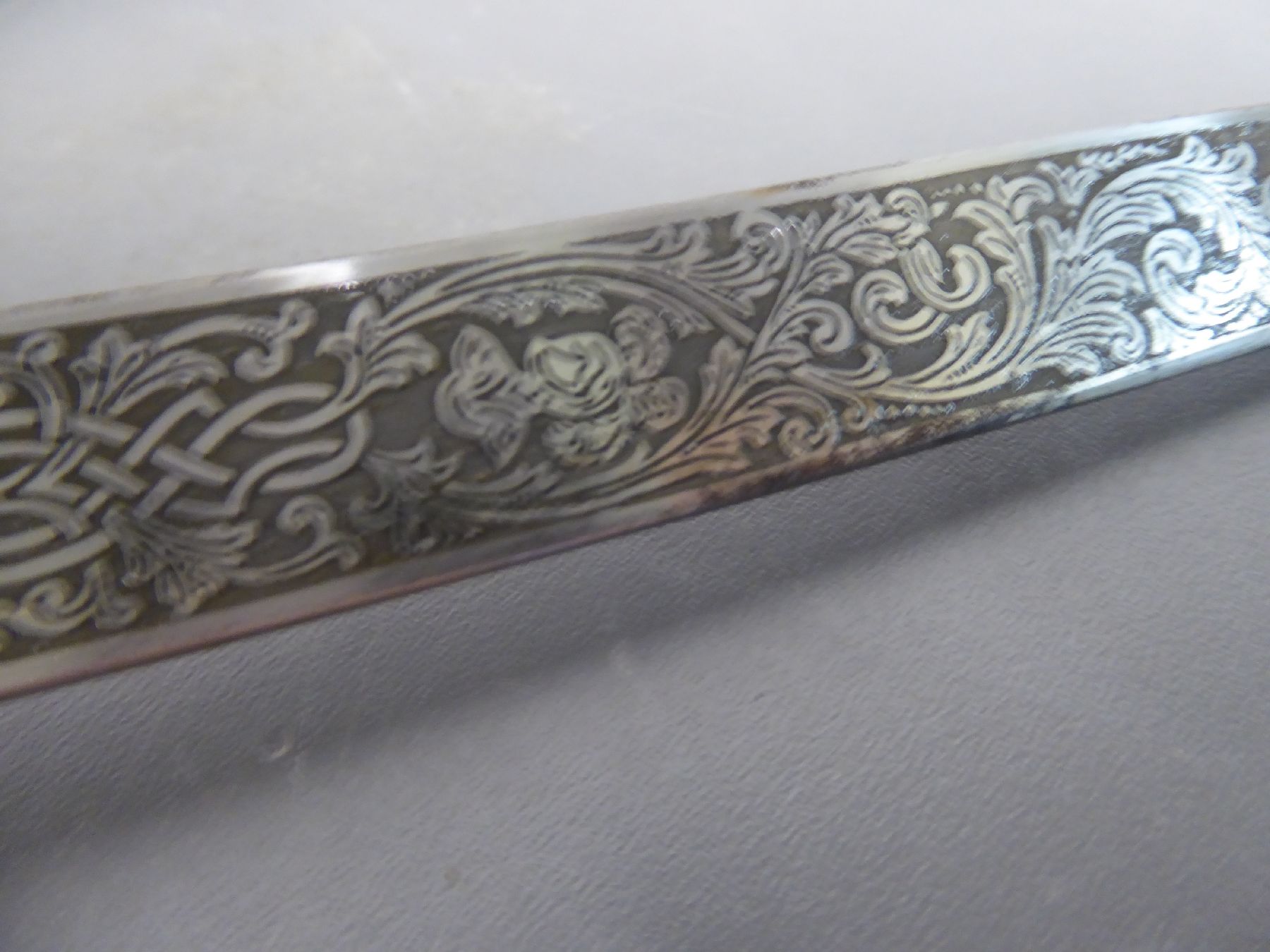 Detail h: Hirschfänger, deutsch, um 1880/90, Hirschhorngriff, Muschelverzierung, Messing, Heft in Form von Klauenfüssen, gravierte Stahlklinge mit ...