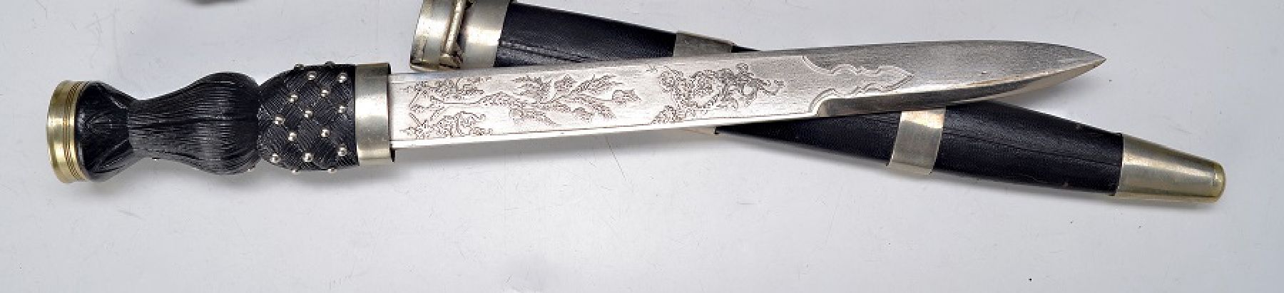 Hirschfänger, schottisch, um 1890, mit Königskrone, qualitätvolle Klinge mit reicher Akanthus- bzw. Eichblattverzierung, nachgestochen, Griff ...