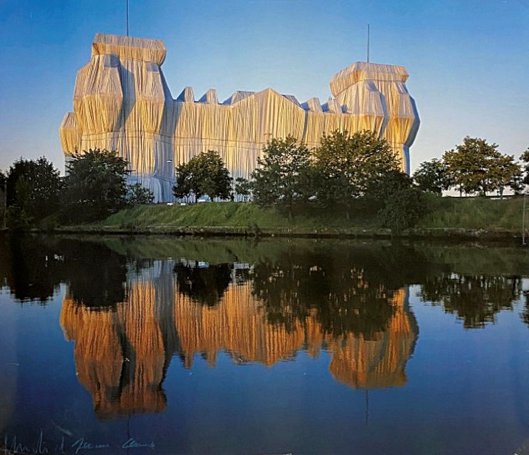 Christo und Jeanne-Claude, Wrapped Reichstag, Farboffset auf Karton, Blick vom Schiffbauerdamm über die Spree, von beiden Künstlern handsigniert, ...