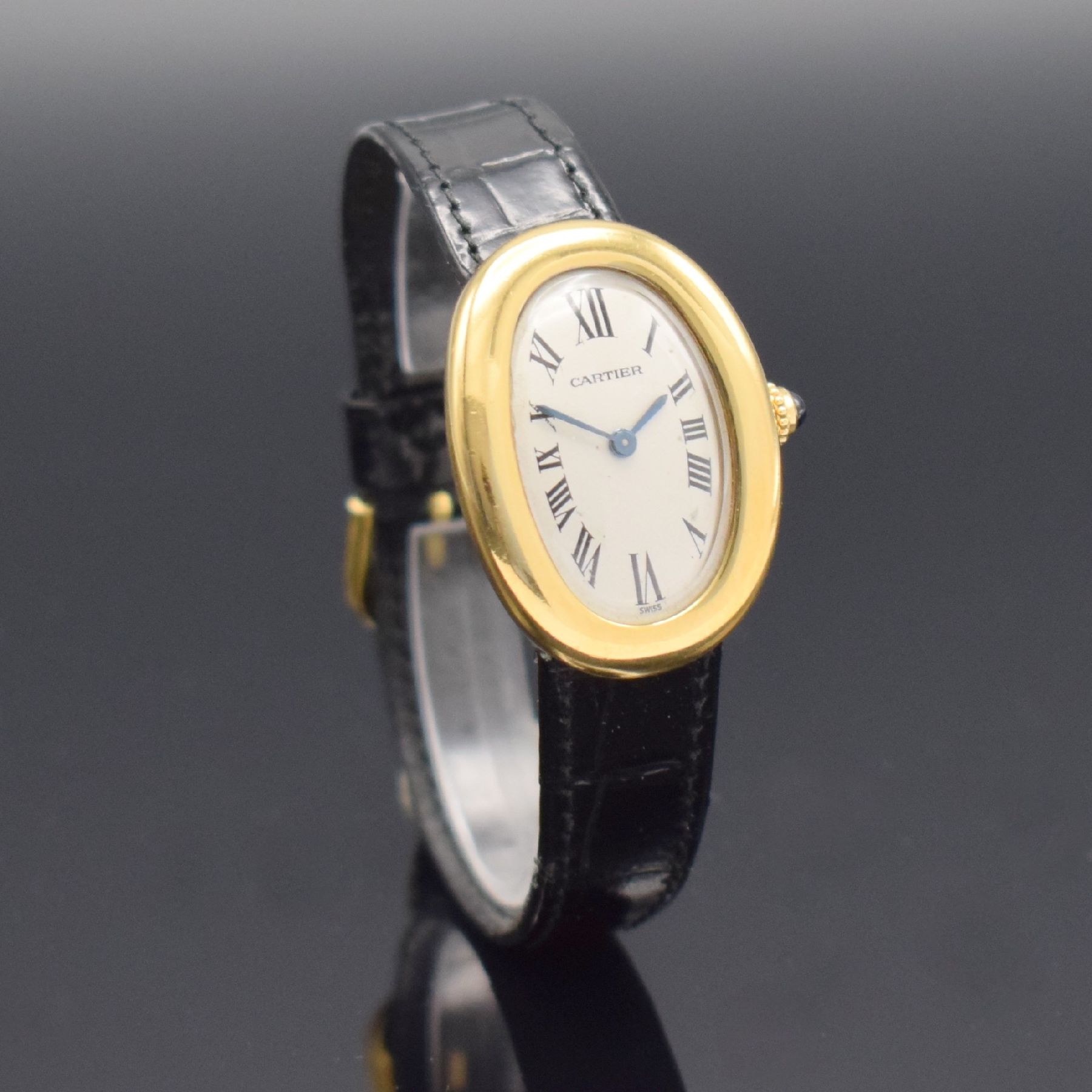 Detail e: CARTIER Paris Damenarmbanduhr Serie Baignoire in GG 750/000, Schweiz um 1990, quarz, Boden 4-fach verschr., vers. Zifferbl. m. röm. Std. altersbed. ...