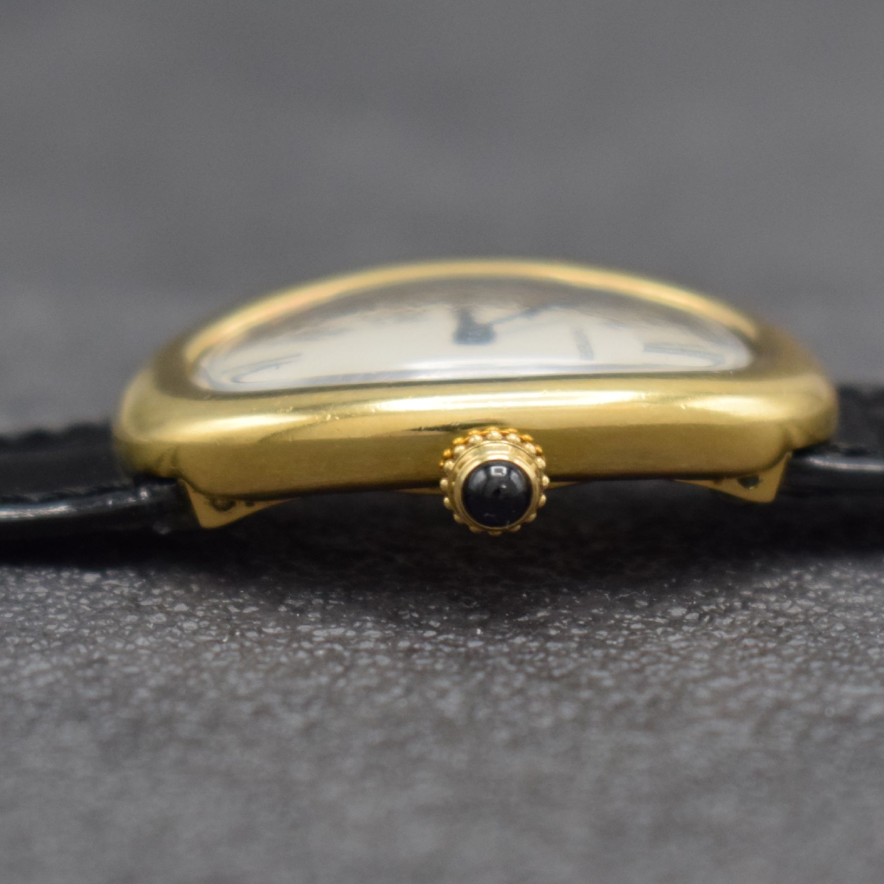 Detail h: CARTIER Paris Damenarmbanduhr Serie Baignoire in GG 750/000, Schweiz um 1990, quarz, Boden 4-fach verschr., vers. Zifferbl. m. röm. Std. altersbed. ...