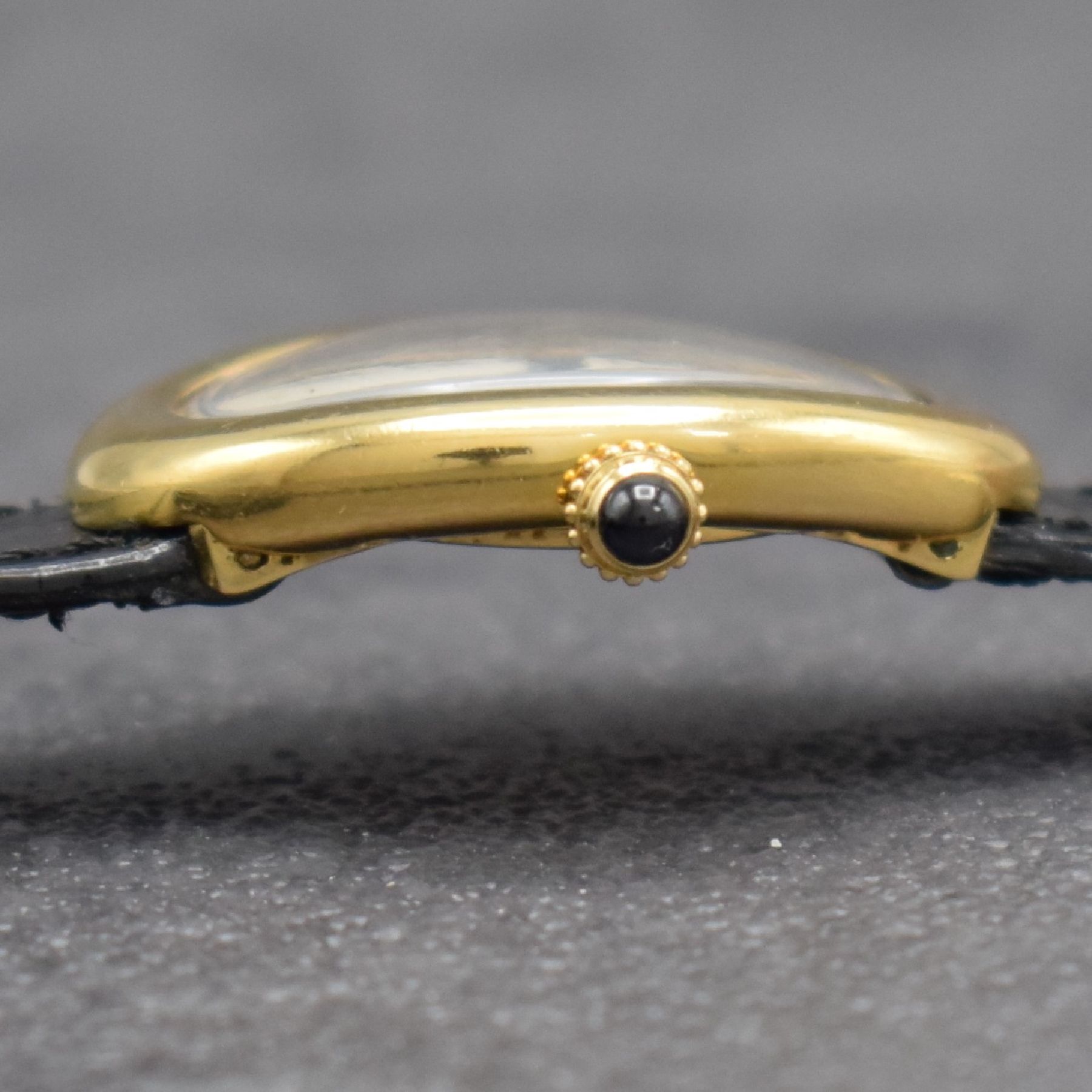 Detail i: CARTIER Paris Damenarmbanduhr Serie Baignoire in GG 750/000, Schweiz um 1990, quarz, Boden 4-fach verschr., vers. Zifferbl. m. röm. Std. altersbed. ...