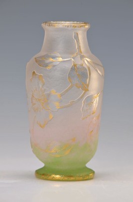 Kleine Vase, Daum, Nancy, um 1900, farbloses Glas, zwischen den Schichten rosefarben und grün eingepudert, mehrfach geätzter Dekor, Goldstaffage, ...