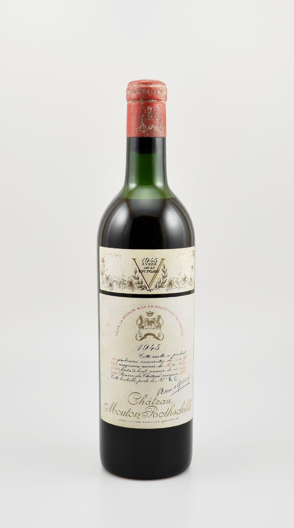 1 seltene Flasche 1945 Chateau Mouton Rothschild, (R.C.) Füllstand: ca. upper mid shoulder, sehr guter Erhaltungszustand, unverkostet. Anlässlich ...