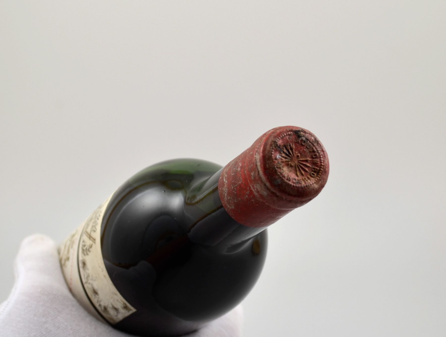 Detail a: 1 seltene Flasche 1945 Chateau Mouton Rothschild, (R.C.) Füllstand: ca. upper mid shoulder, sehr guter Erhaltungszustand, unverkostet. Anlässlich ...