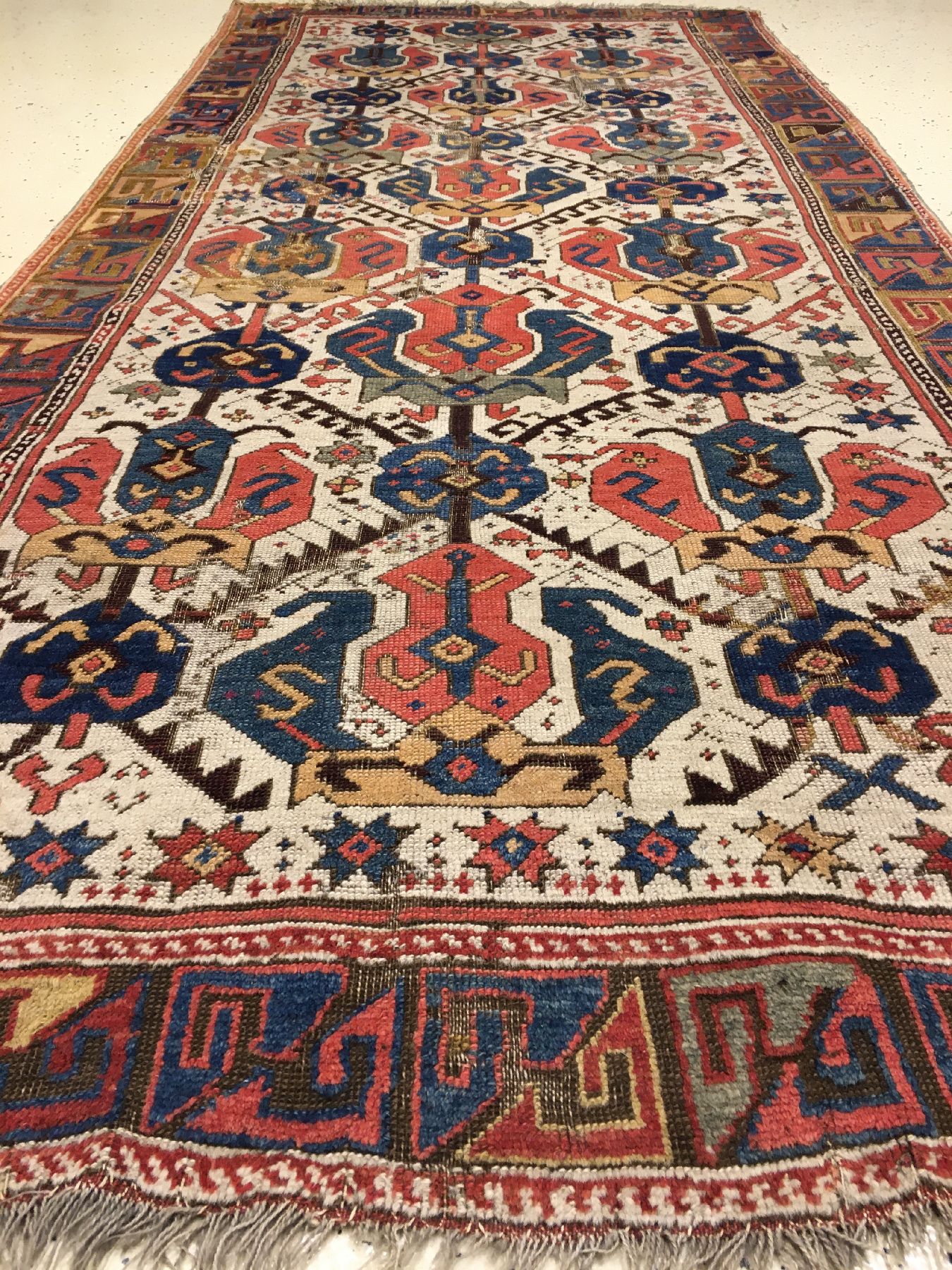 Detail b: Früher Ostanatolischer Teppich antik, Ostanatolien, 2.Hälfte 18.Jhd., Wolle geknüpft auf Wolle. Große Palmetten belegen im Rapport den weißen ...