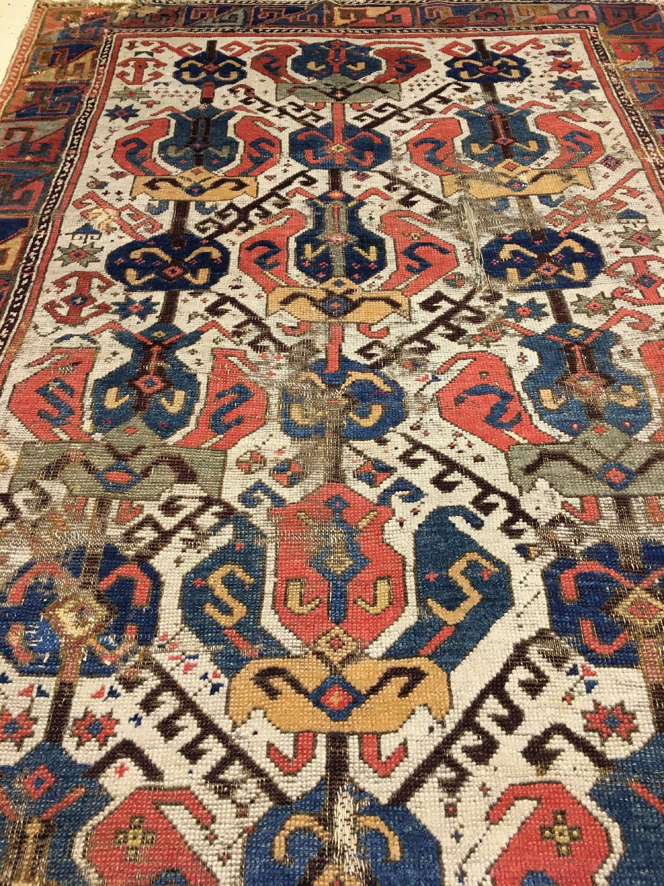 Detail d: Früher Ostanatolischer Teppich antik, Ostanatolien, 2.Hälfte 18.Jhd., Wolle geknüpft auf Wolle. Große Palmetten belegen im Rapport den weißen ...