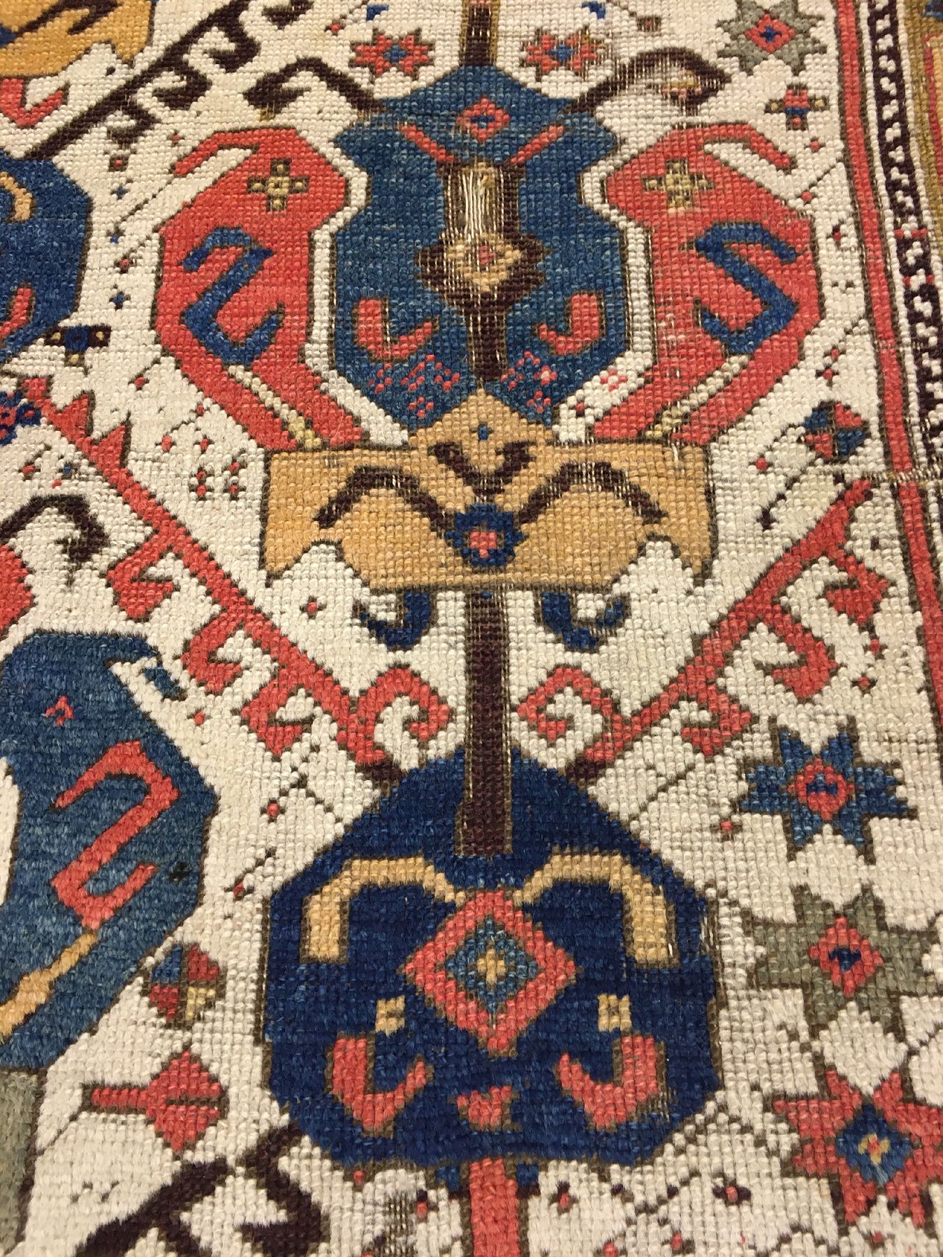 Detail e: Früher Ostanatolischer Teppich antik, Ostanatolien, 2.Hälfte 18.Jhd., Wolle geknüpft auf Wolle. Große Palmetten belegen im Rapport den weißen ...