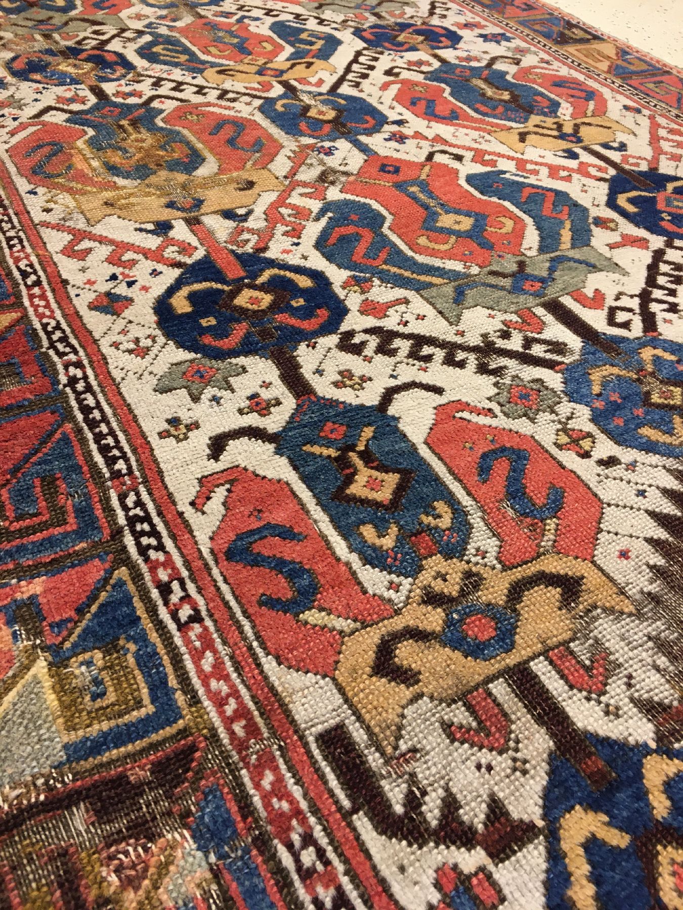 Detail f: Früher Ostanatolischer Teppich antik, Ostanatolien, 2.Hälfte 18.Jhd., Wolle geknüpft auf Wolle. Große Palmetten belegen im Rapport den weißen ...