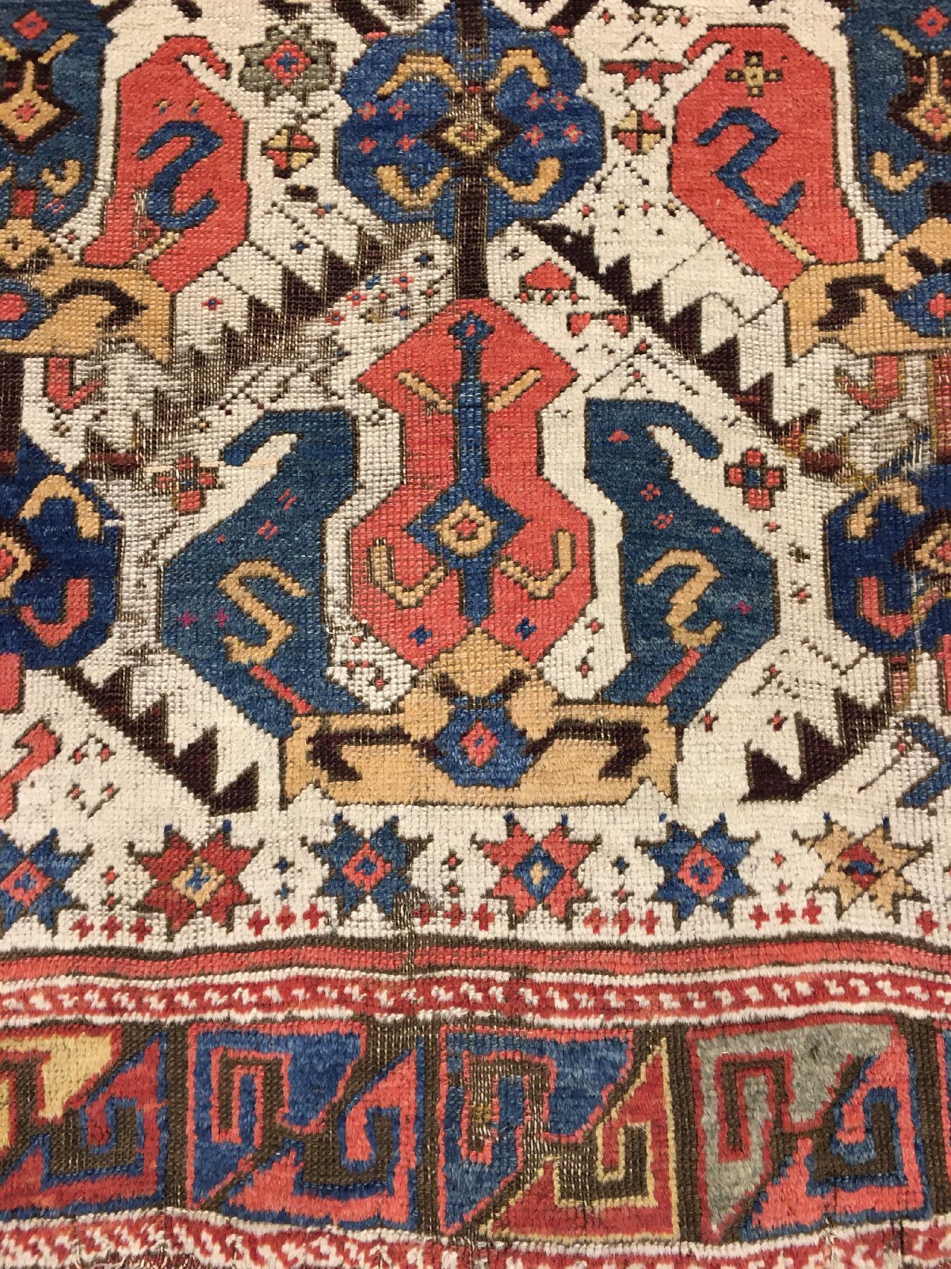 Detail g: Früher Ostanatolischer Teppich antik, Ostanatolien, 2.Hälfte 18.Jhd., Wolle geknüpft auf Wolle. Große Palmetten belegen im Rapport den weißen ...