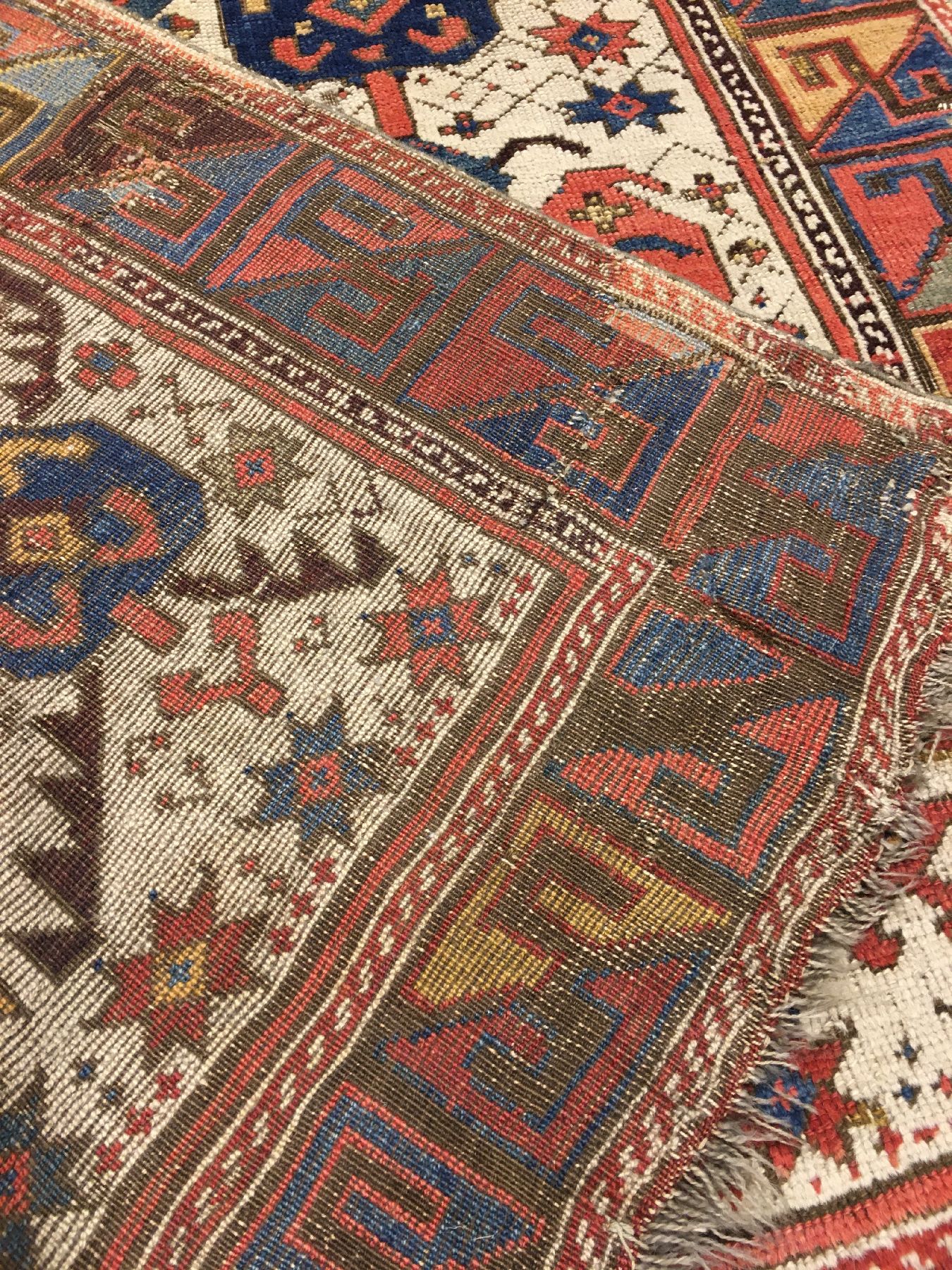 Detail h: Früher Ostanatolischer Teppich antik, Ostanatolien, 2.Hälfte 18.Jhd., Wolle geknüpft auf Wolle. Große Palmetten belegen im Rapport den weißen ...