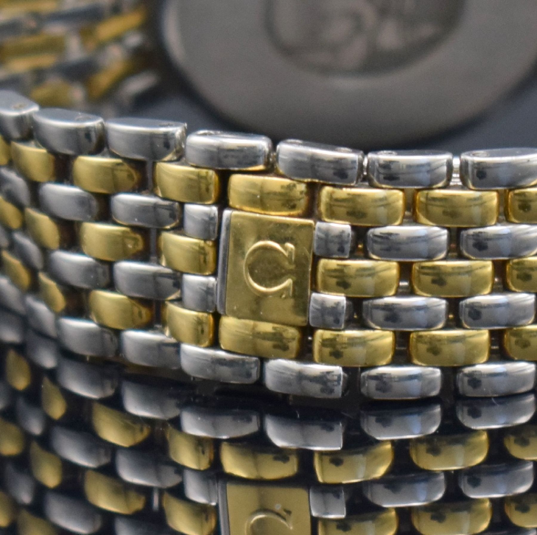 Detail d: OMEGA Armbanduhr Serie De Ville, Schweiz um 1990, Ref. 396.2379, Edelstahl/Gold kombiniert inkl. Gliederband m. Faltschl., quarz, Boden aufgedr., ...