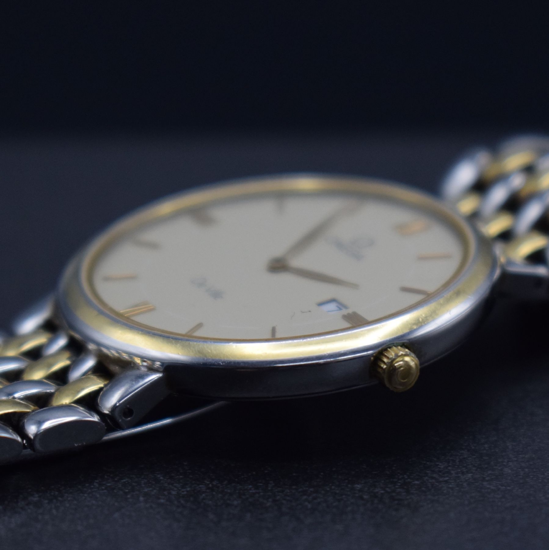 Detail e: OMEGA Armbanduhr Serie De Ville, Schweiz um 1990, Ref. 396.2379, Edelstahl/Gold kombiniert inkl. Gliederband m. Faltschl., quarz, Boden aufgedr., ...