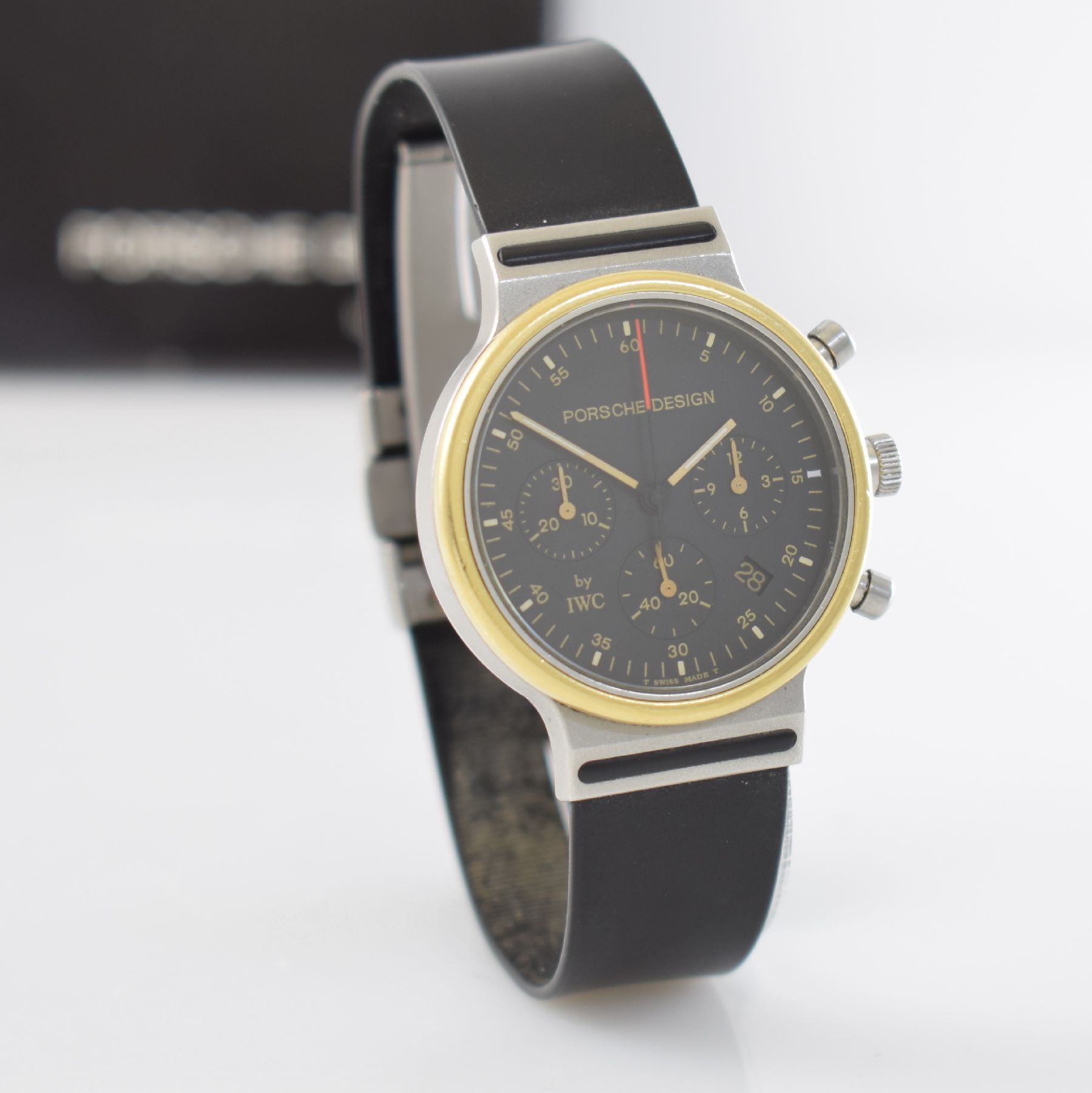 Detail d: IWC / PORSCHE DESIGN Armbandchronograph, Ref. 3720, quarz, Edelstahlgeh. inkl. Kautschukband m. Faltschl., Boden & Krone ver-schr., Goldlünette, ...