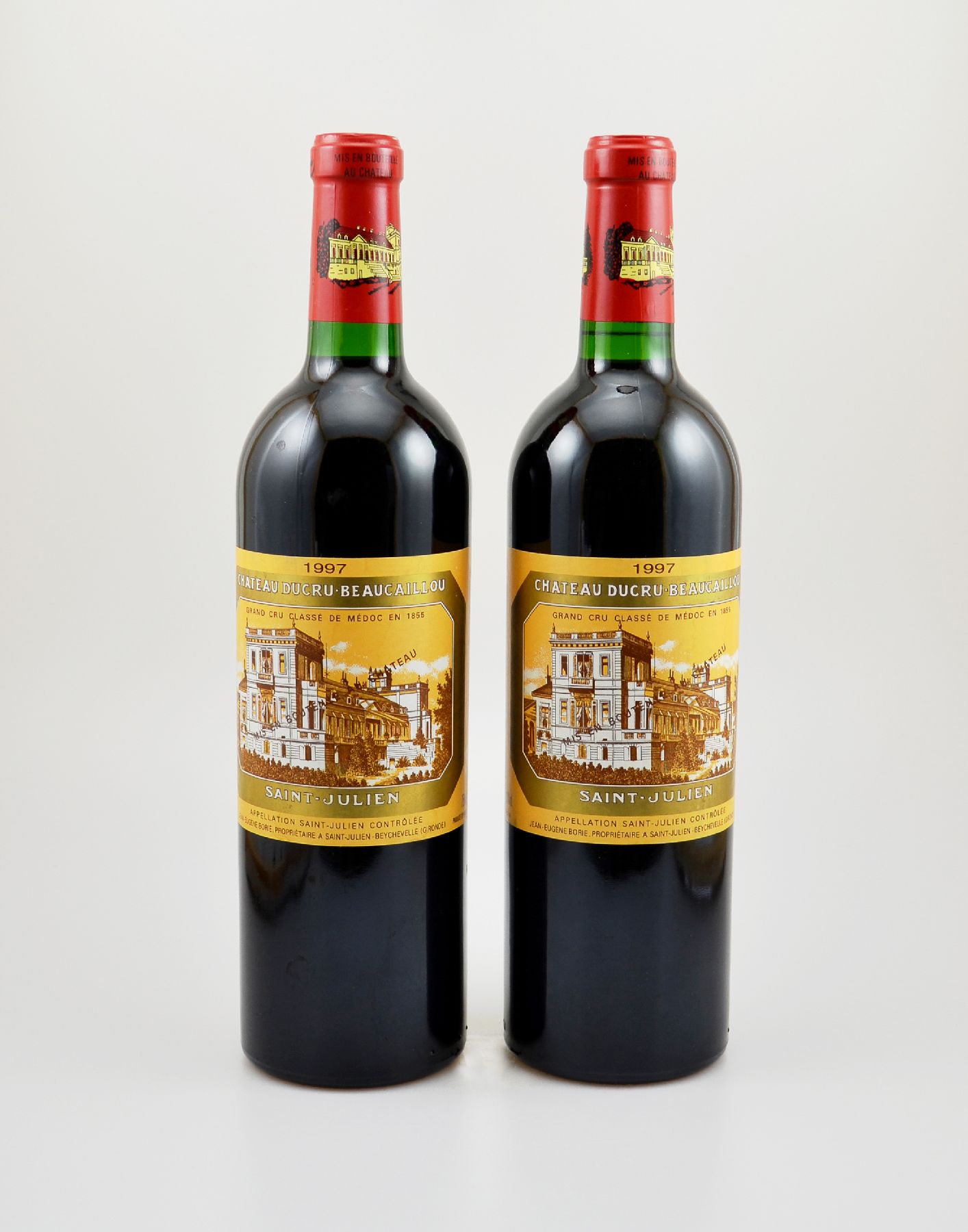 2 Flaschen 1997 Chateau Ducru-Beaucaillou, Saint-Julien, Grand Cru Classe, je ca. 75 cl, 13 % Vol., Füllstände: je ca. into neck, hervorragende ...