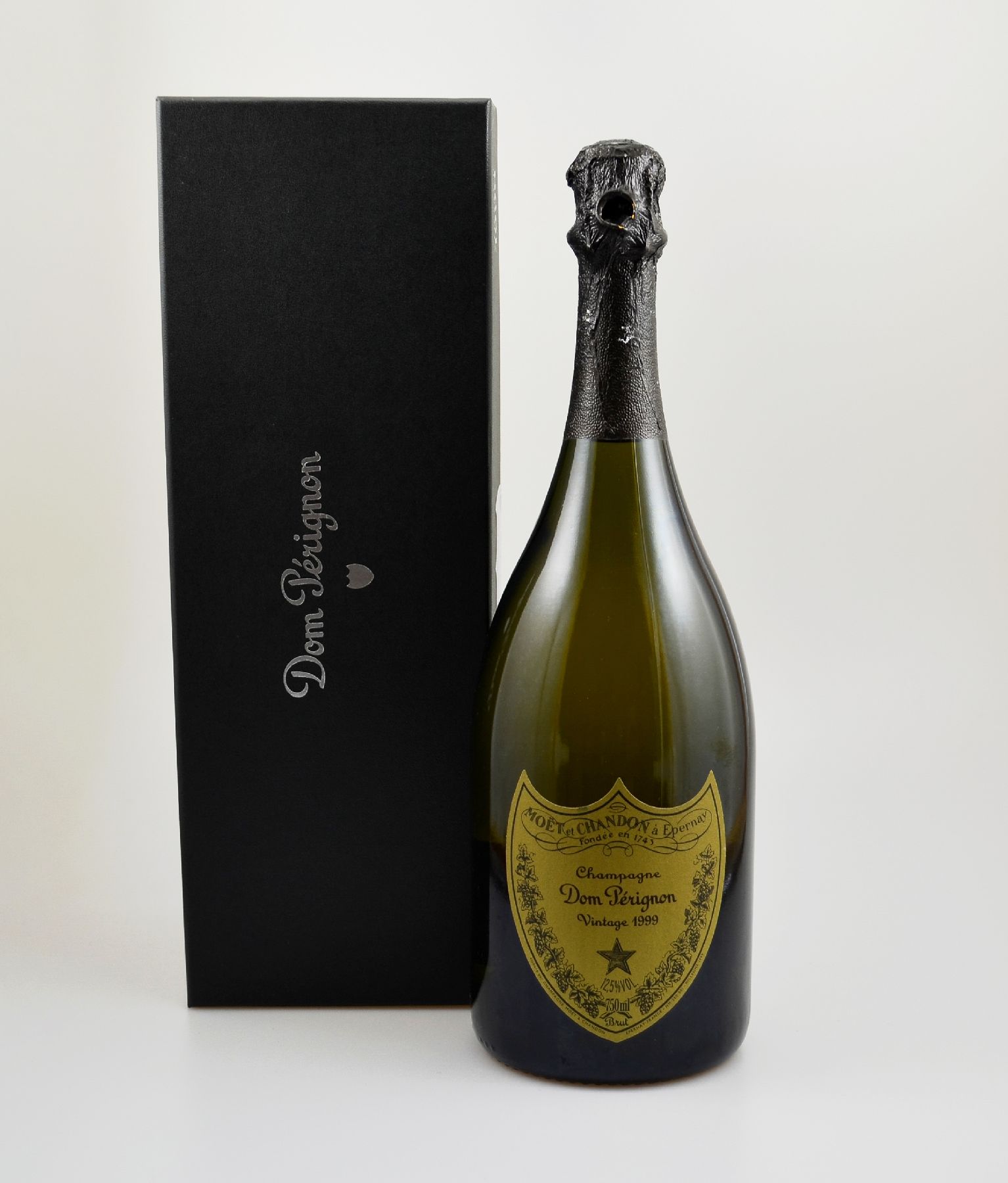 Detail a: 1 Flasche 1999 Dom Perignon Champagne, Brut, ca. 75 cl, 12,5 % Vol., Abstand zwischen Flaschenboden und Champagner: ca. 1 cm, sehr guter ...