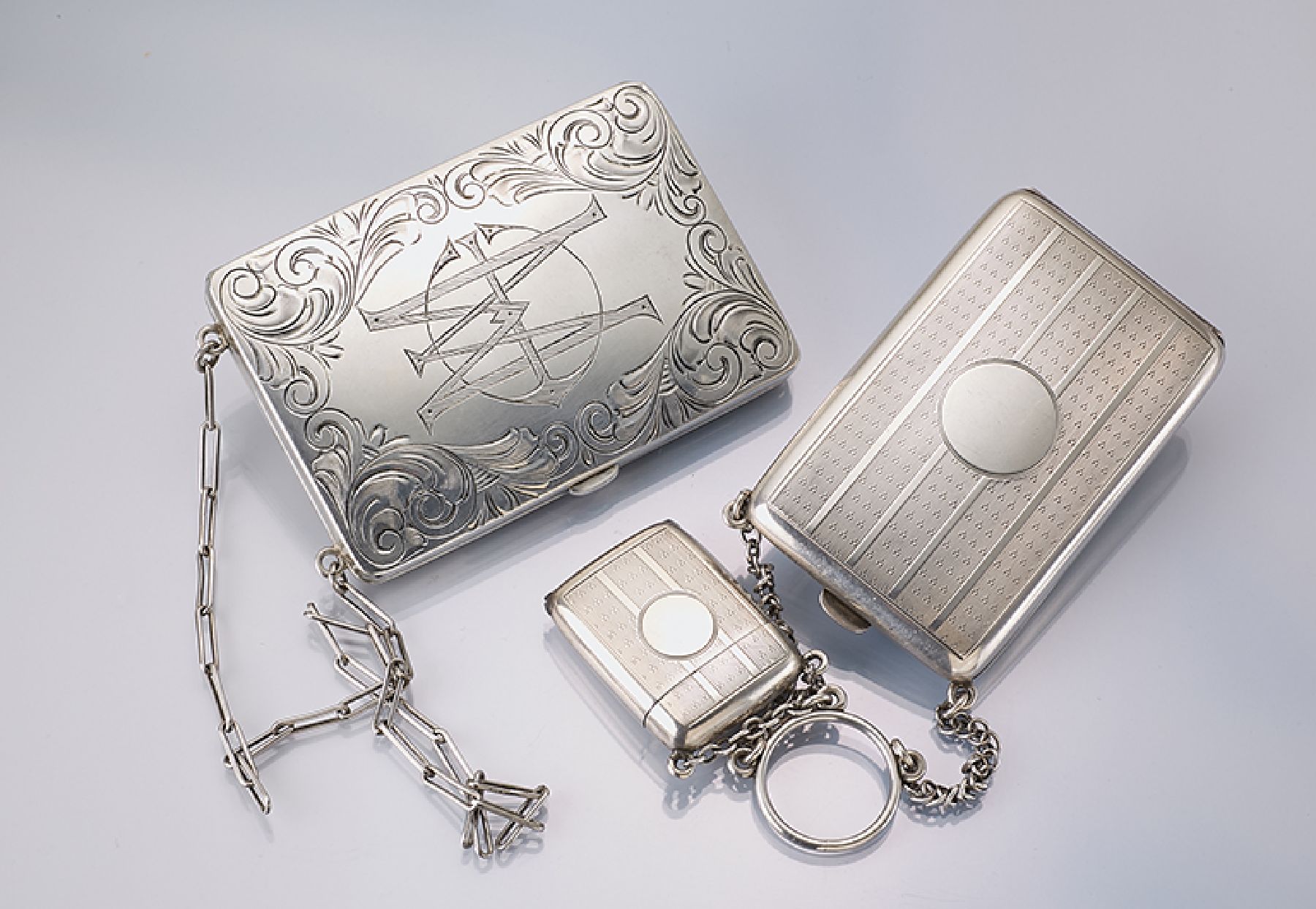 Konvolut 2 Minaudieren, best. aus: 1 x Großbritannien, 1918, guill., sehr aufwändig, Meistermarke Mappin & Webb, anbei Streichholzetui, orig. ...