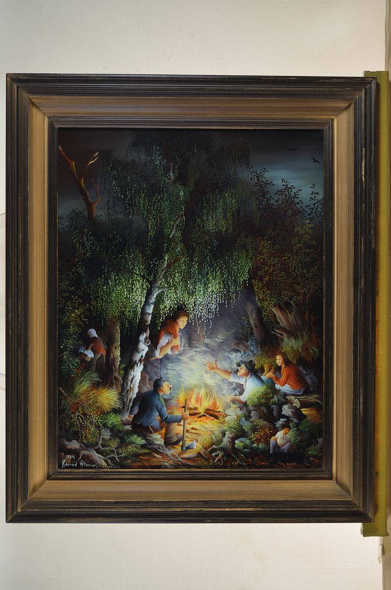 Detail k: Konrad Peternelj, 1936-2000, zwei Hinterglasmalereien: 1x am Lagerfeuer, dat. 1994, signiert, ca. 58 x 45 cm, Rahmen:74 x 61 cm; 1x rastende Bauern ...
