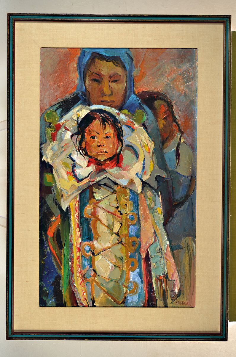 Detail k: Safroß oder ähnlich, Inuit-Kunst, Mitte 20. Jh., Mutter mit Kindern, Öl/Malkarton, re. u. unleserlich signiert, 72 x 42 cm PP., Rahmen: 87 x 60 cm