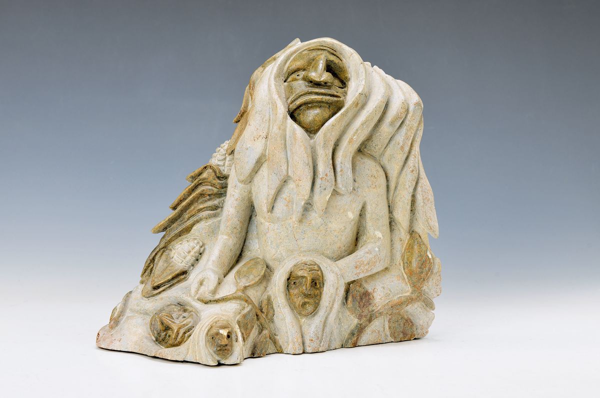 Dell Warner, 1953 - 2003 Kanad/Inuitkunst, Skulptur aus Speckstein, Geistermann oder Ahnenfigur, zweifarbig, am Boden signiert, ca. 27 x 27 cm, am ...