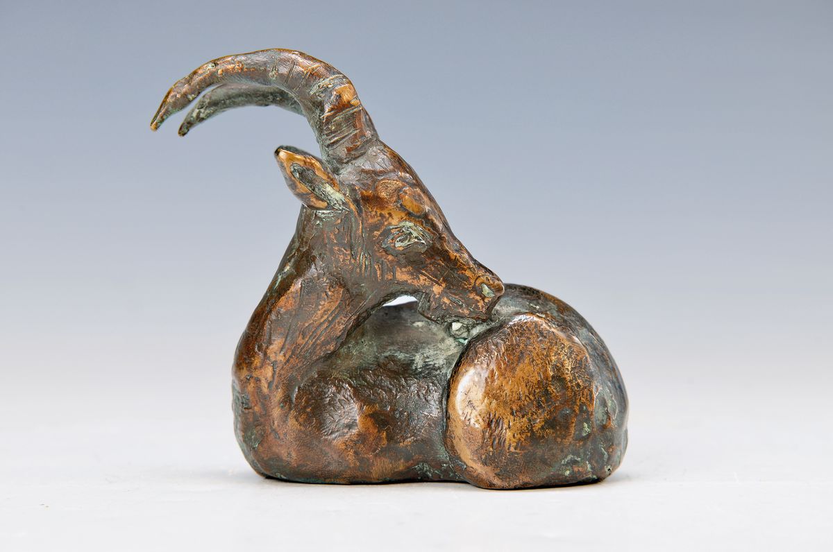 zeitgenössischer Bildhauer, liegender Steinbock, Bronzeguß, H. ca. 8.5cm