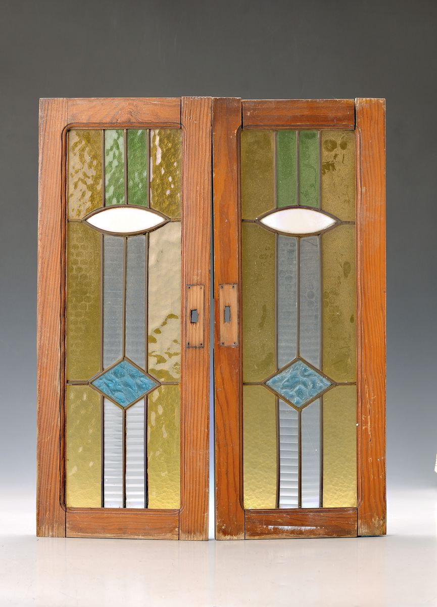 Paar Bleiglasfenster, Frankreich, um 1910, aus bunten teils reliefierten Glasteilen in orig. Holzrahmen, diese besch., ca. 57x22cm