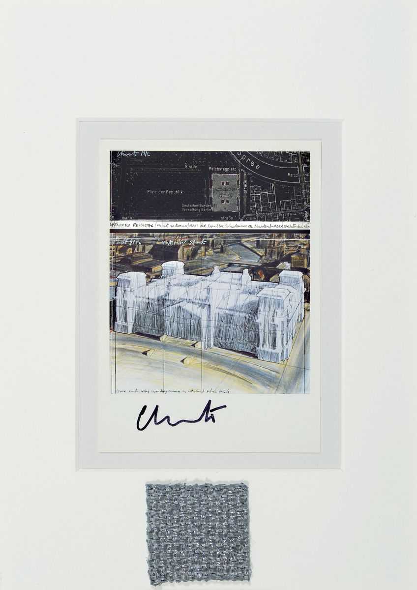 Christo und Jeanne Claude, geb. 1935, Multiple mit Original Stoff, handsigniert, "Verhüllter Reichstag", ca. 29 x 20 cm, Rahmen23 x 32 cm