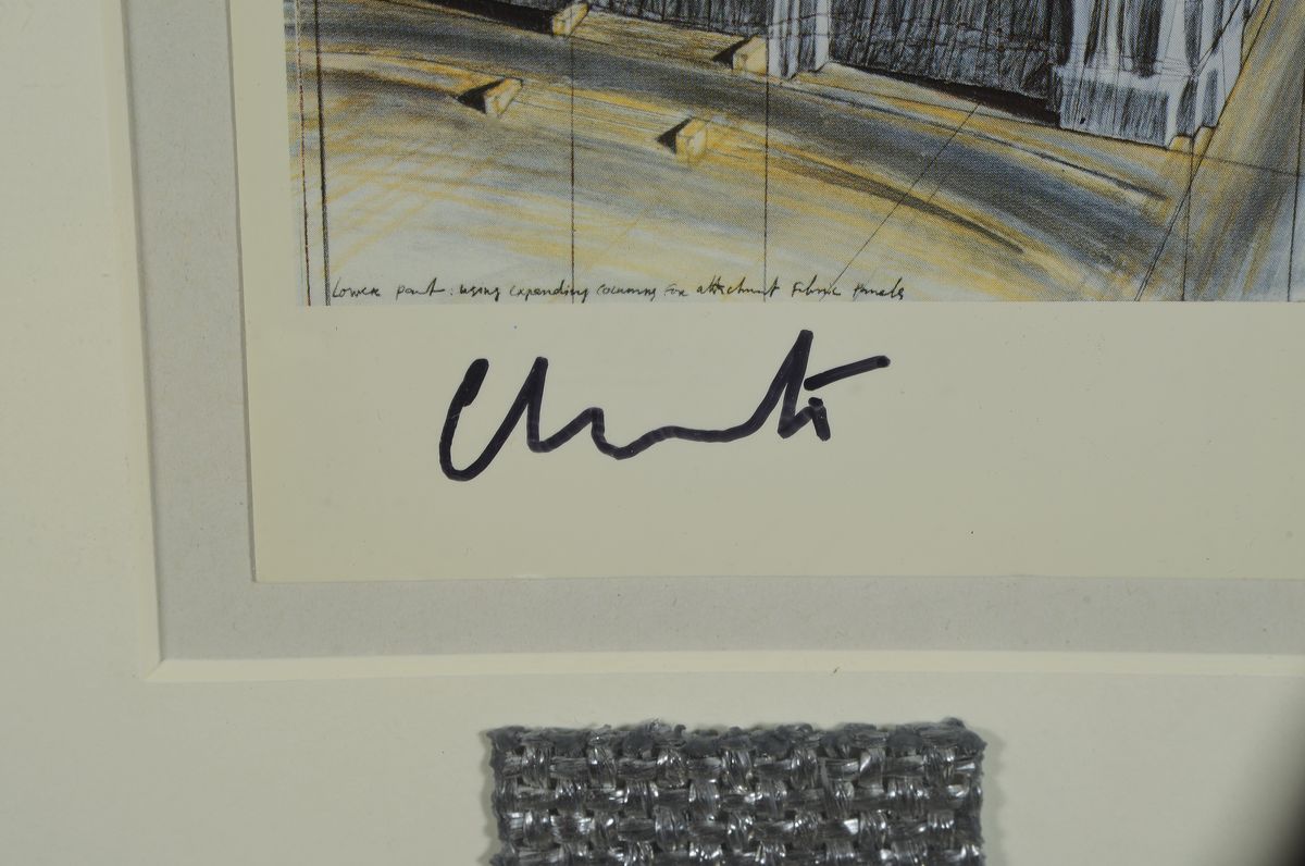 Detail a: Christo und Jeanne Claude, geb. 1935, Multiple mit Original Stoff, handsigniert, "Verhüllter Reichstag", ca. 29 x 20 cm, Rahmen23 x 32 cm