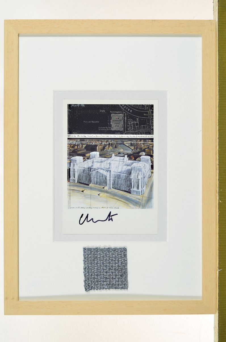 Detail k: Christo und Jeanne Claude, geb. 1935, Multiple mit Original Stoff, handsigniert, "Verhüllter Reichstag", ca. 29 x 20 cm, Rahmen23 x 32 cm