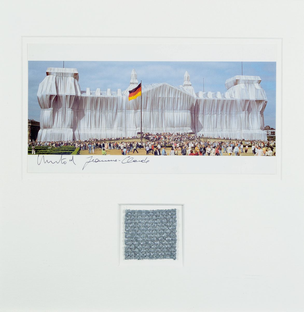 Christo und Jeanne Claude, geb., 1935, Multiple mit original Stoff, "Verhüllter Reichstag", handsigniert, unter Glas, Rahmen, ca. 12 x 23 ...