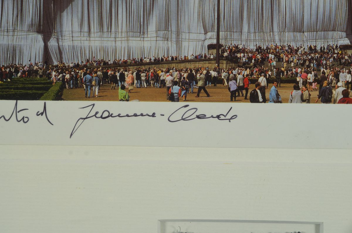 Detail a: Christo und Jeanne Claude, geb., 1935, Multiple mit original Stoff, "Verhüllter Reichstag", handsigniert, unter Glas, Rahmen, ca. 12 x 23 ...