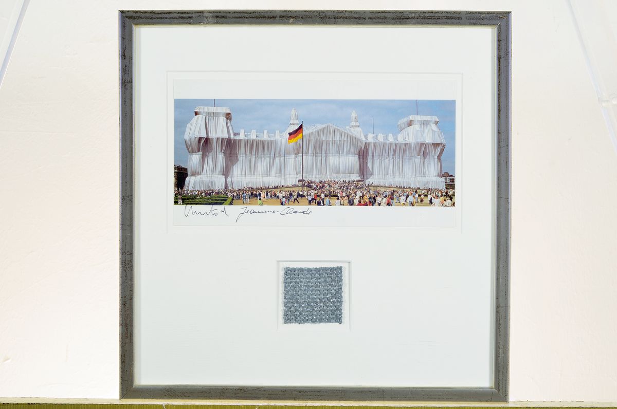 Detail k: Christo und Jeanne Claude, geb., 1935, Multiple mit original Stoff, "Verhüllter Reichstag", handsigniert, unter Glas, Rahmen, ca. 12 x 23 ...