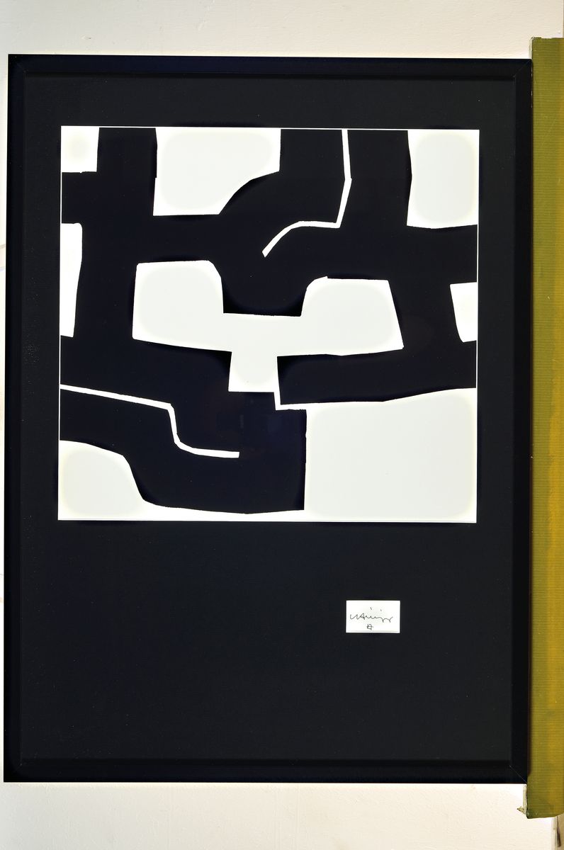 Detail k: Eduardo Chillida, 1924-2002, Siebdruck, handsigniert, Blattgröße 64 x 42 cm, Hrsg. Galerie Maeght Paris, unter Glas, Rahmen, 72 x 52 cm
