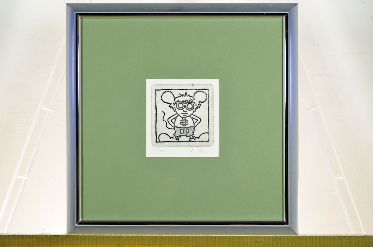 Detail k: Keith Haring, 1958- 1990, Radierung auf Büttenpapier, handsigniert, num. 61/250, Blattgr. 26 x 24 cm, unter Glas, Rahmen: 45 x 45 cm