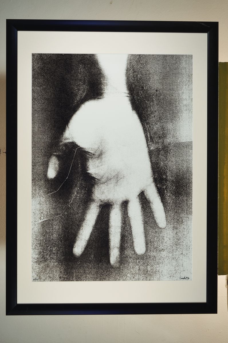 Detail k: Rosemarie Trockel, 1952 Schwerte, Serigraphie auf Papier, handsigniert, num. 21/35, aus 1994, Blattgr. 84 x 59.5 cm, unter Glas, Rahmen: 107 x 77 cm