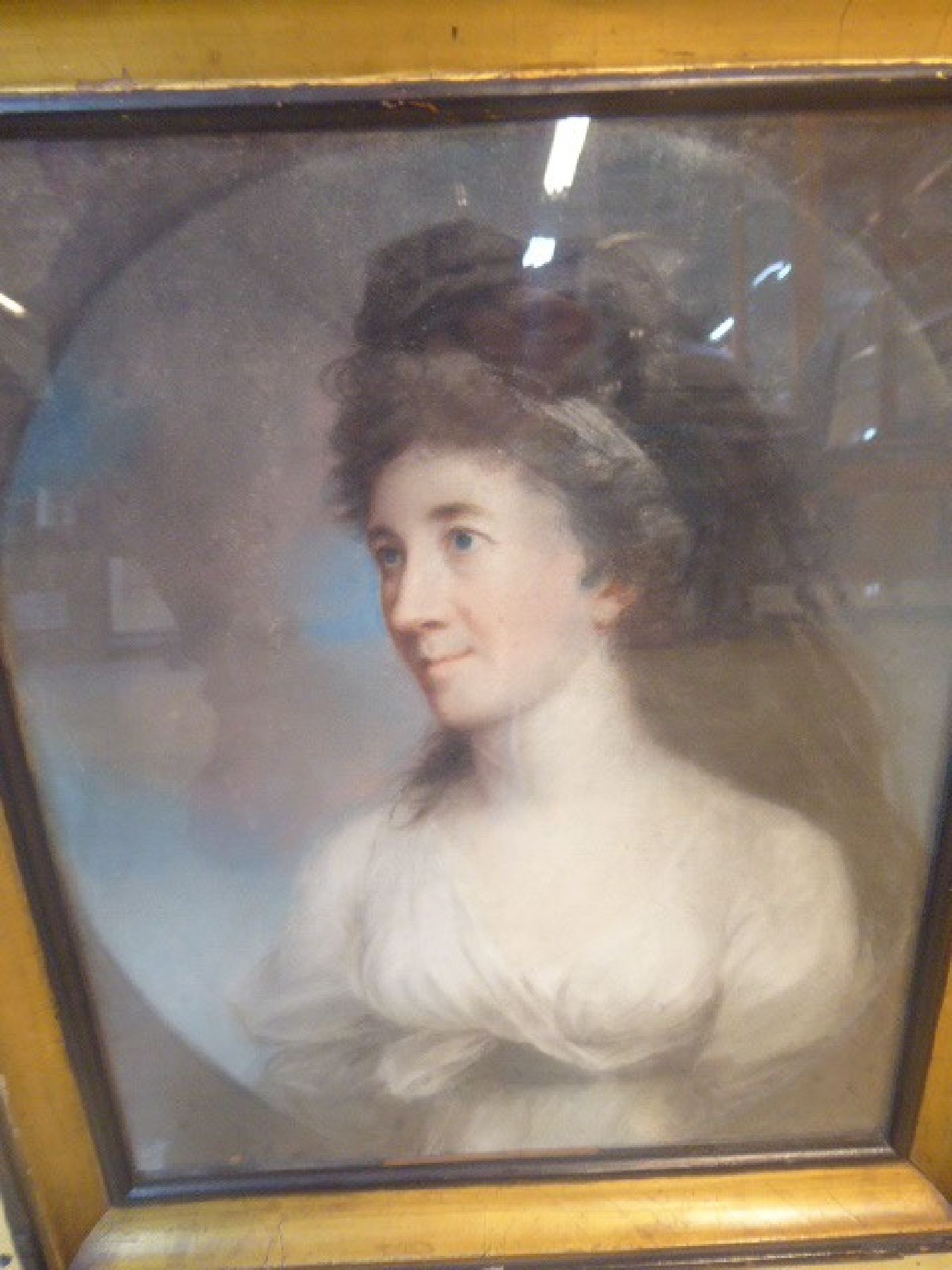 Detail b: Unbekannter Porträtist des Biedermeier, um 1820, Pastell, Porträt einer Dame im weißem Kleid, leichte Altersschäden, ca. 31.5 x 25 cm, Rahmen