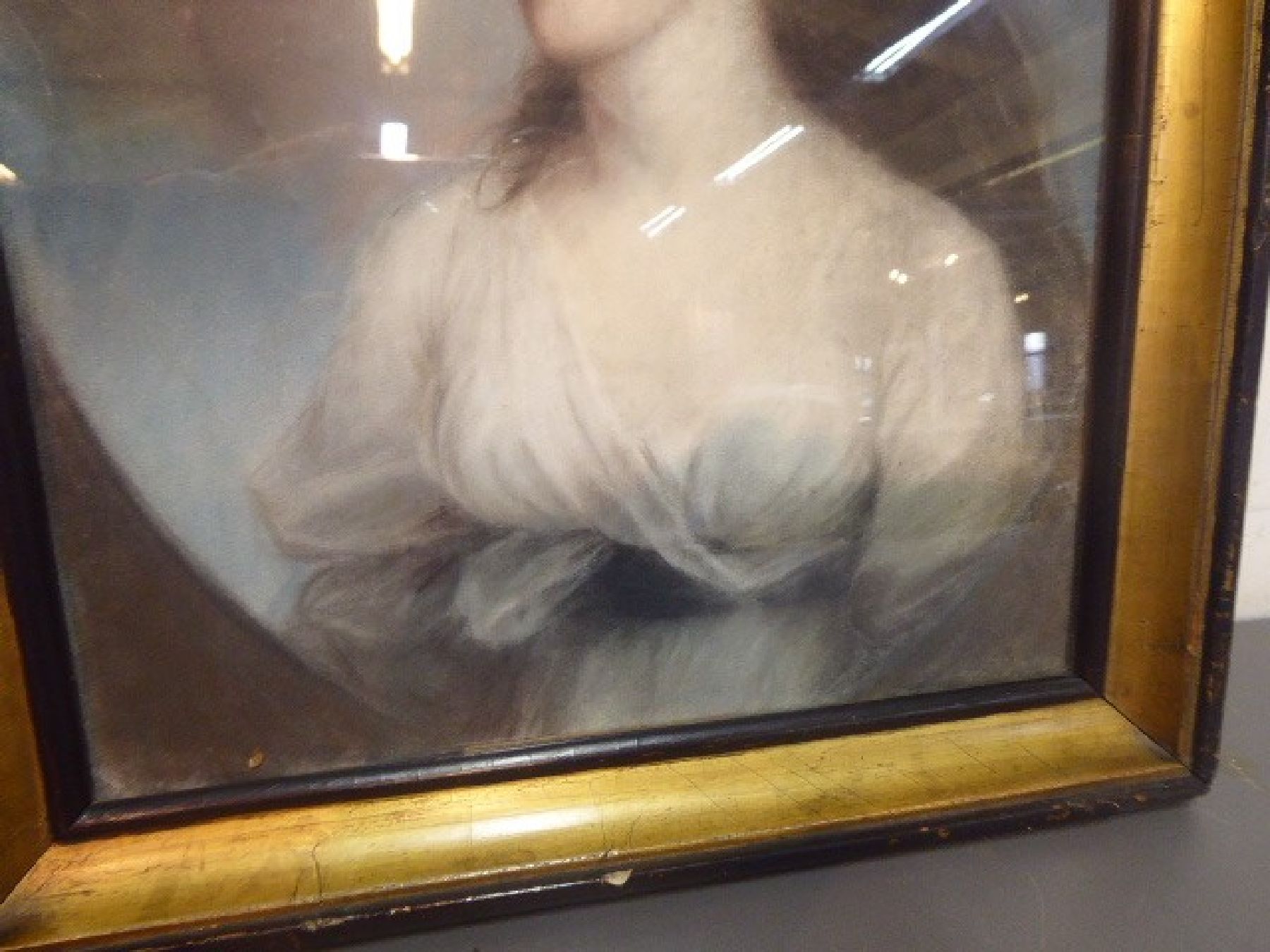 Detail h: Unbekannter Porträtist des Biedermeier, um 1820, Pastell, Porträt einer Dame im weißem Kleid, leichte Altersschäden, ca. 31.5 x 25 cm, Rahmen