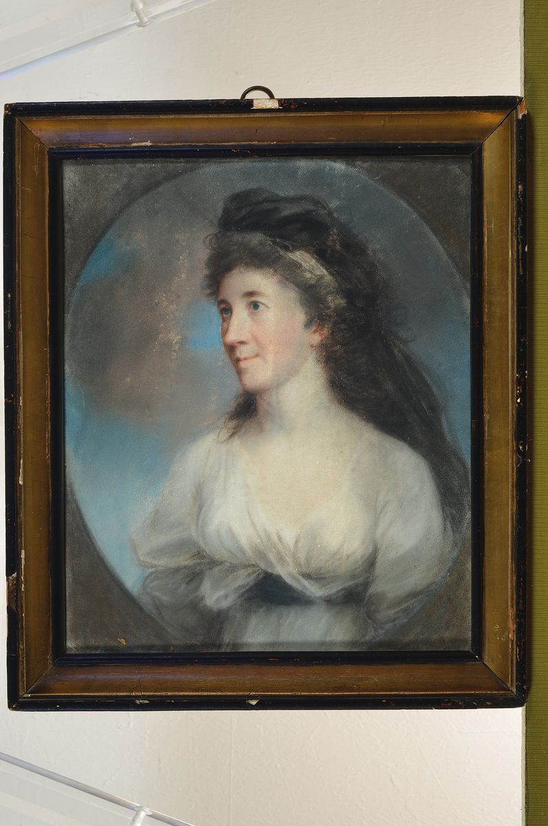 Detail k: Unbekannter Porträtist des Biedermeier, um 1820, Pastell, Porträt einer Dame im weißem Kleid, leichte Altersschäden, ca. 31.5 x 25 cm, Rahmen