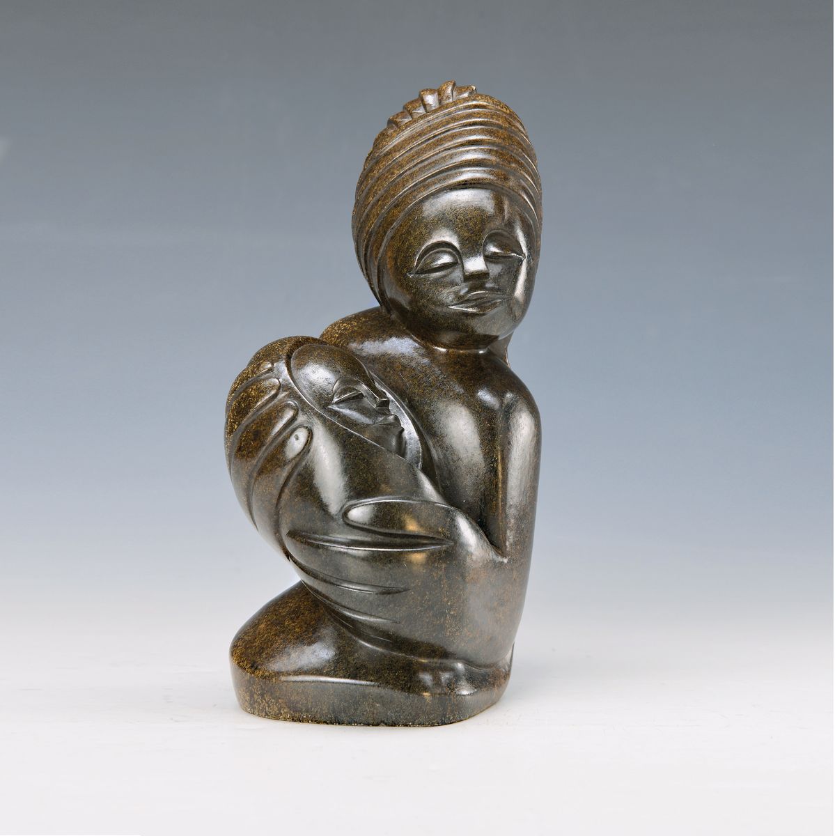 Ernest Thomas, geb. 1960 Manica/Mozambique, lebt und arbeitet in Zimbabwe, Steinskulptur, "Mother and Child" grauer Stein, rückseitig ...