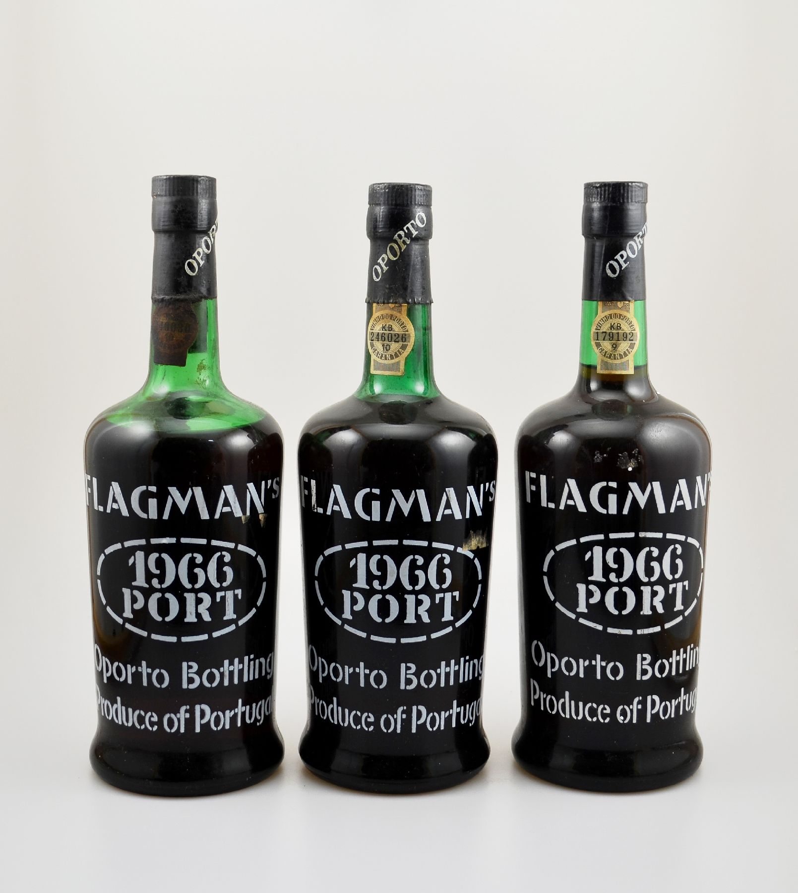3 Flaschen 1966 Flagman's Port, 1977 abgefüllt in Oporto, je ca. 75 cl, 20 % Vol., Füllstände: ca. mid shoulder bis into neck, gute ...