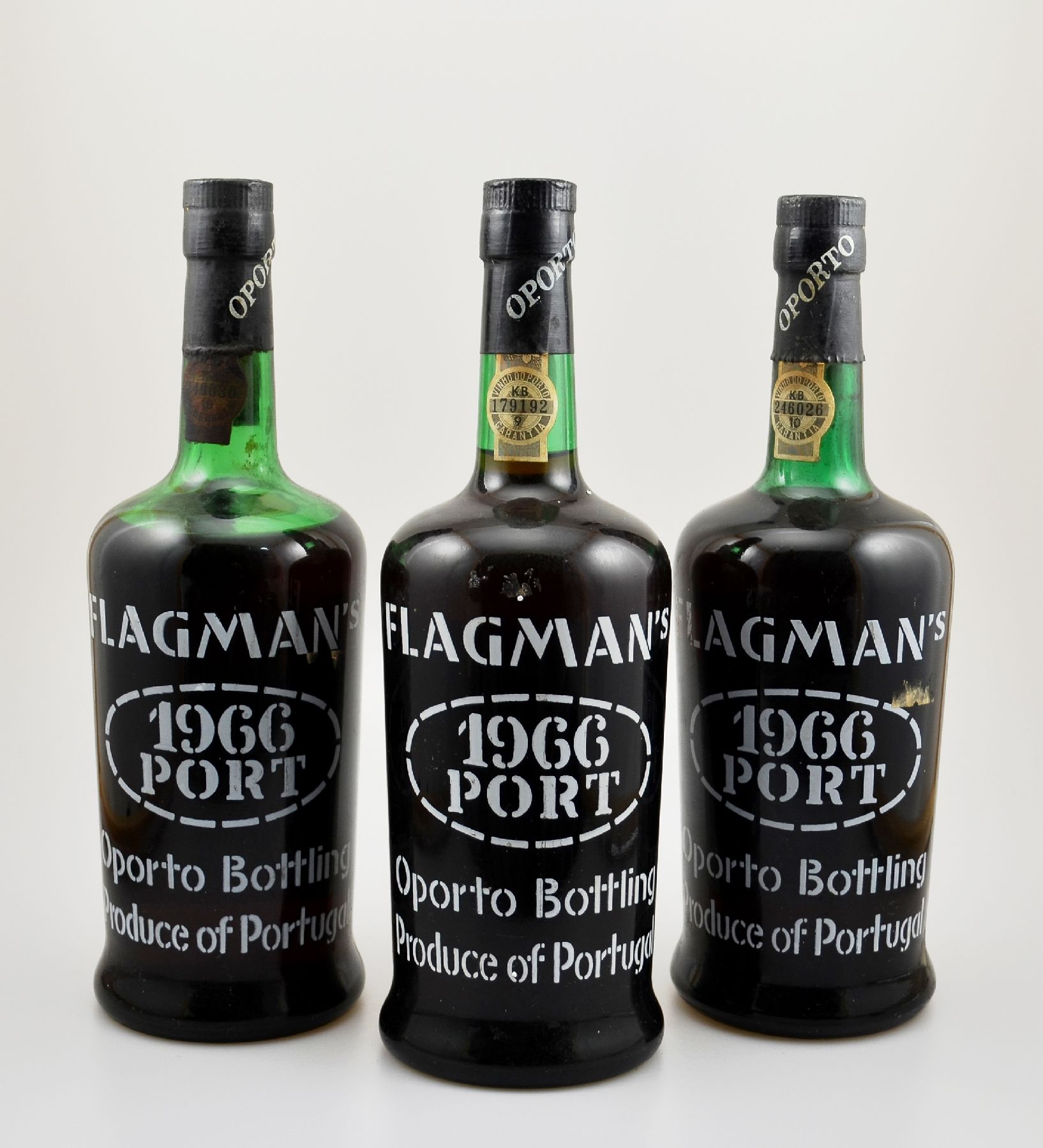 Detail a: 3 Flaschen 1966 Flagman's Port, 1977 abgefüllt in Oporto, je ca. 75 cl, 20 % Vol., Füllstände: ca. mid shoulder bis into neck, gute ...