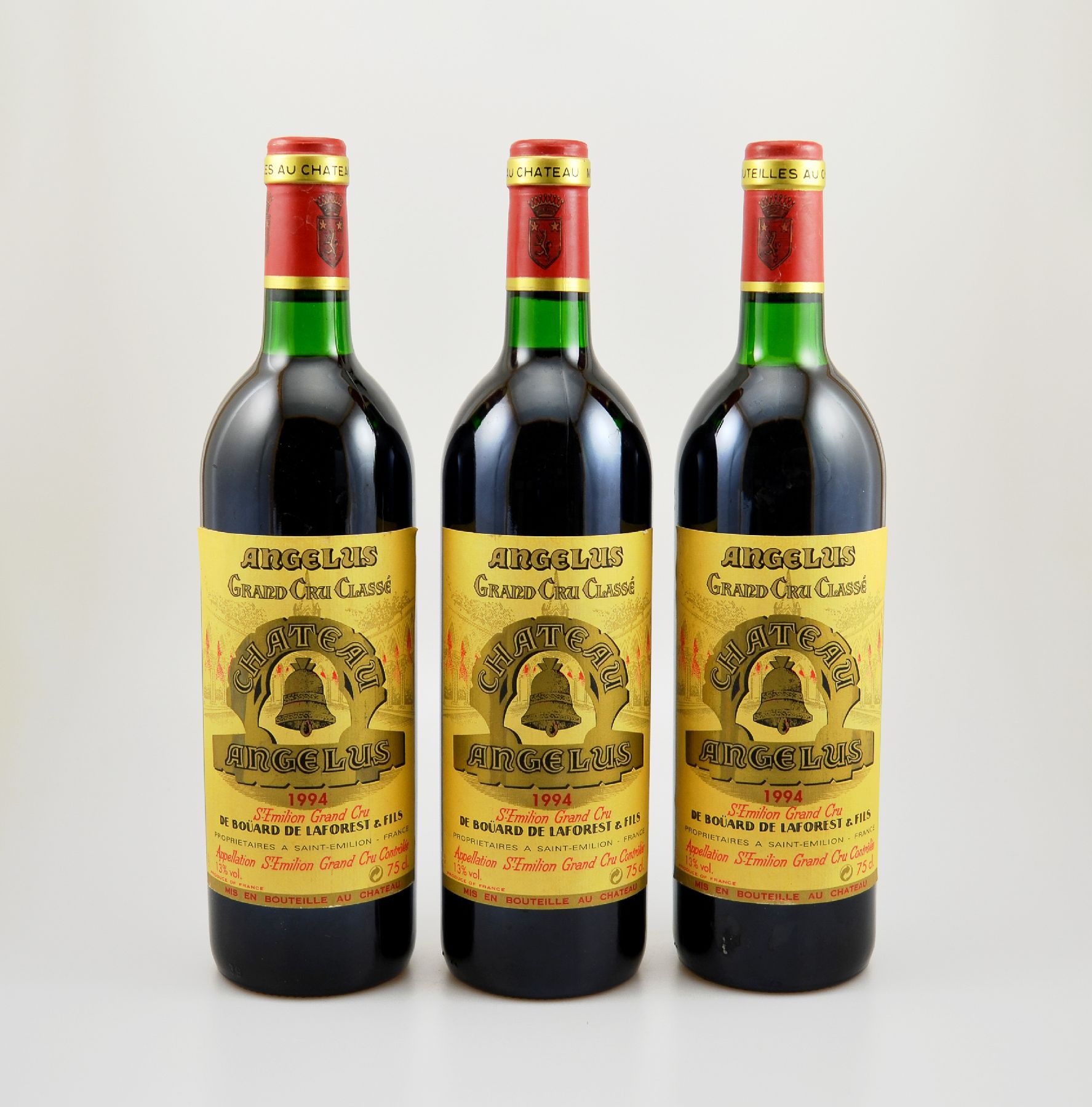 3 Flaschen 1994 Chateau Angelus, Saint-Emilion Grand Cru, je ca. 75 cl, 13 % Vol., Füllstände: je top shoulder, hervorragende Erhaltungszustände, ...