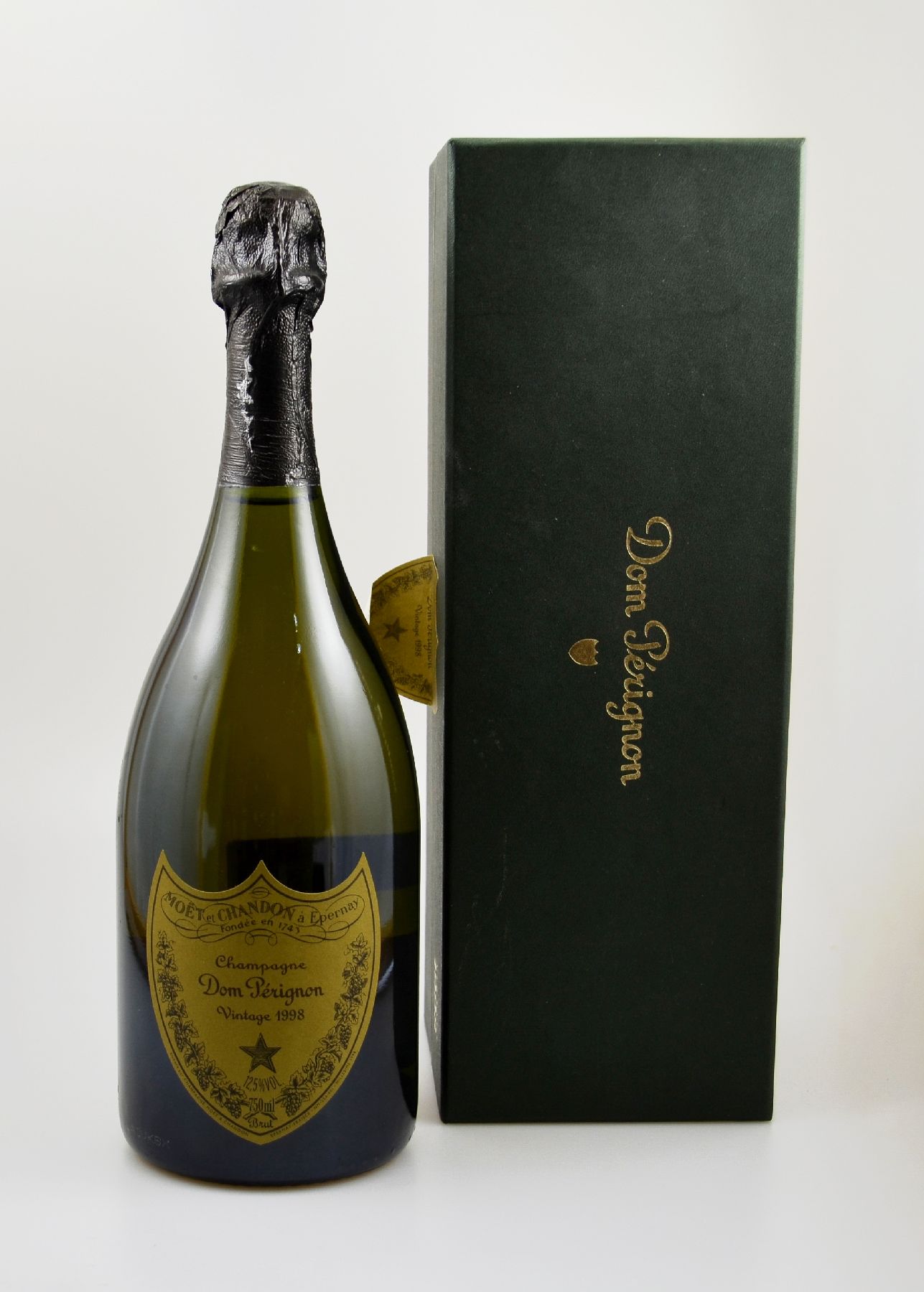 1 Flasche 1998 Dom Perignon, Champagne, Brut, ca. 75 cl, 12,5 % Vol., Abstand zwischen Flaschenboden und Champagner: ca. 1 cm, hervorragender ...