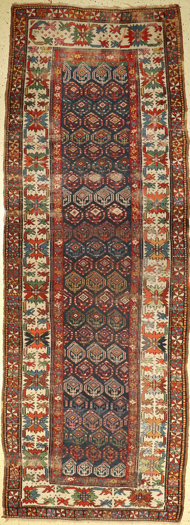 Karabagh antik, Kaukasus, 19.Jhd, Wolle aufWolle, ca. 334 x 117 cm, Boteh Design, KrabbenBordüre, EHZ: 4-5