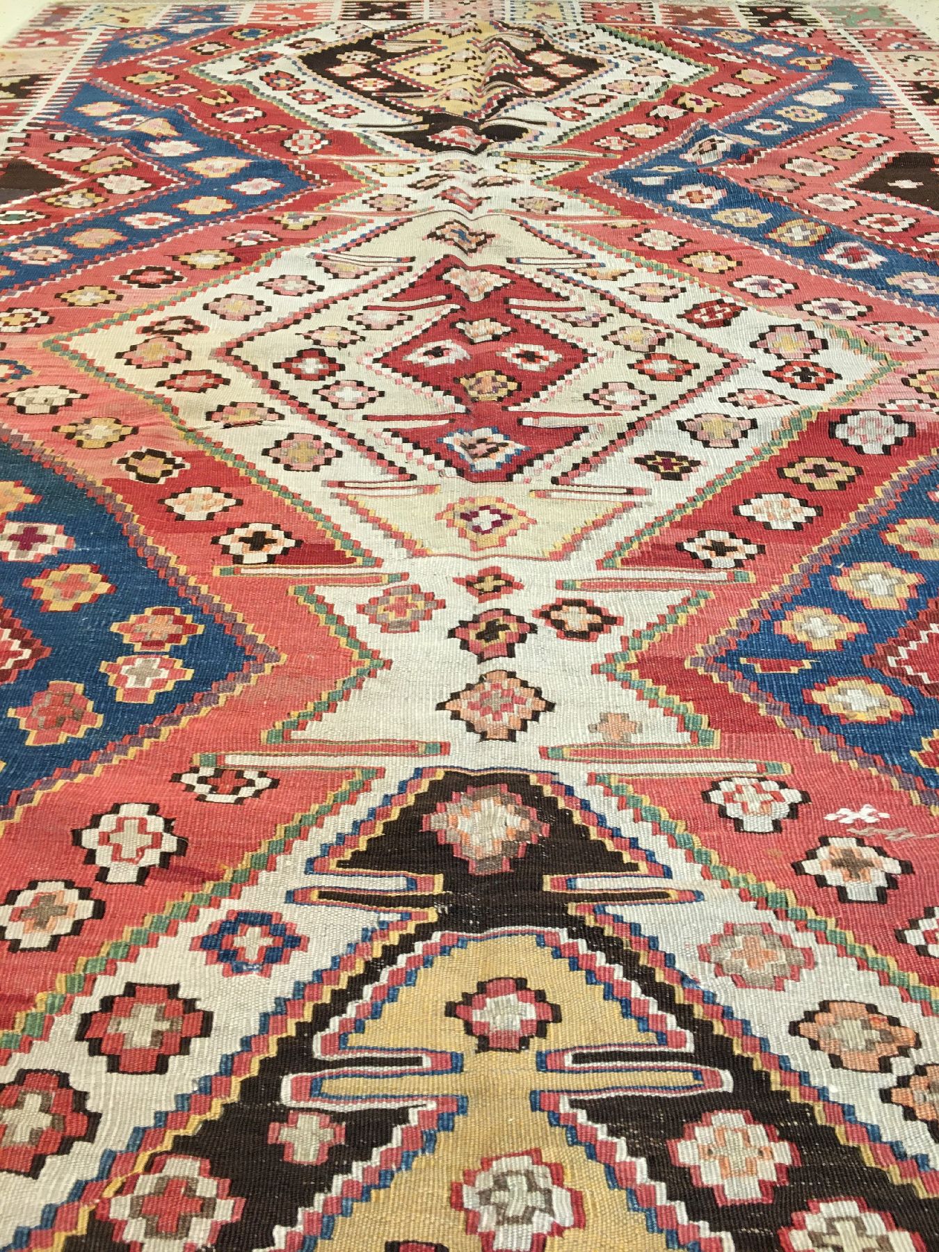 Detail b: Zentralanatolischer "Kelim" antik, Zentralanatolien, um 1900, Wolle gewebt auf Wolle. Dekorativer Kelim aus zentralanatolien mit Blüten ...