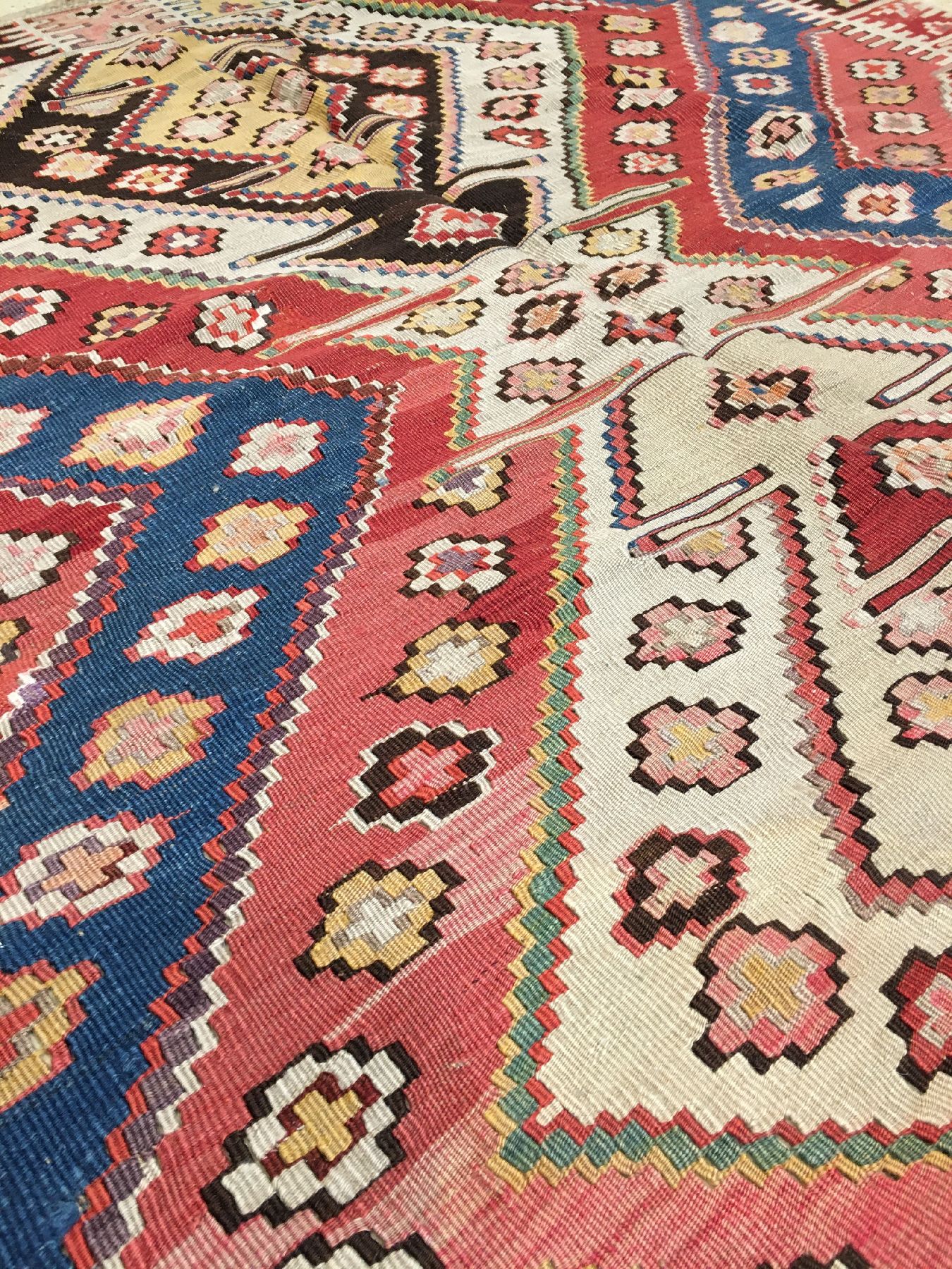Detail c: Zentralanatolischer "Kelim" antik, Zentralanatolien, um 1900, Wolle gewebt auf Wolle. Dekorativer Kelim aus zentralanatolien mit Blüten ...