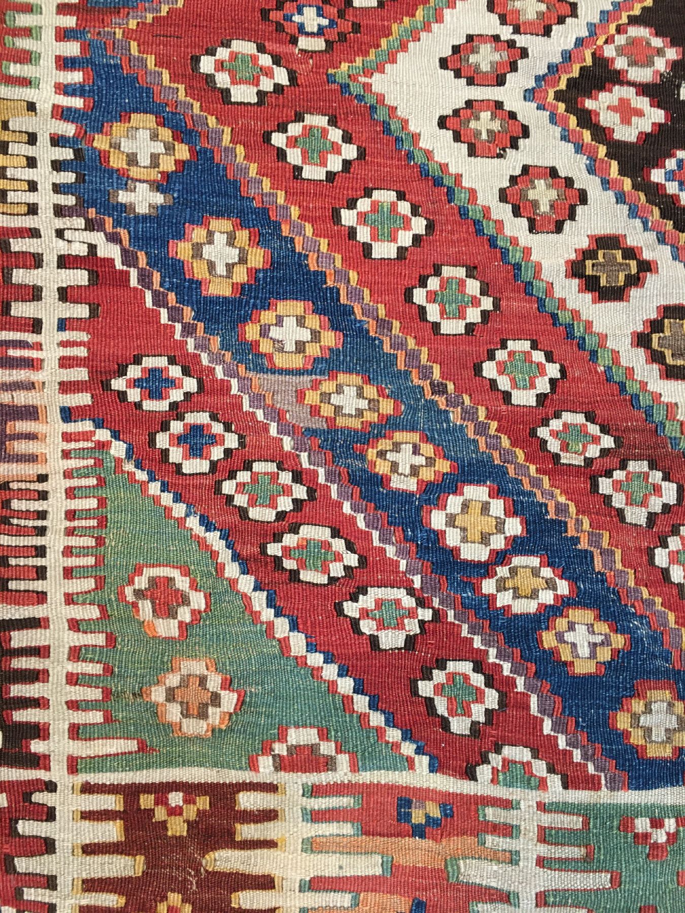 Detail d: Zentralanatolischer "Kelim" antik, Zentralanatolien, um 1900, Wolle gewebt auf Wolle. Dekorativer Kelim aus zentralanatolien mit Blüten ...