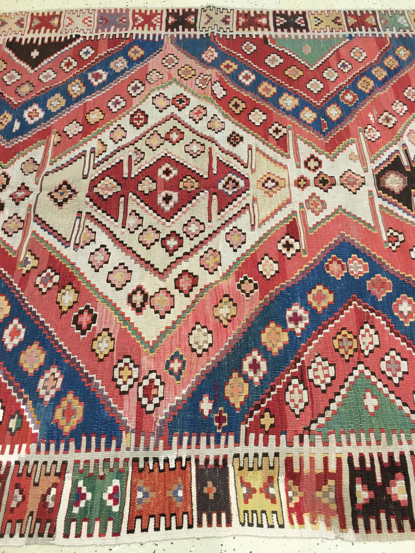 Detail g: Zentralanatolischer "Kelim" antik, Zentralanatolien, um 1900, Wolle gewebt auf Wolle. Dekorativer Kelim aus zentralanatolien mit Blüten ...