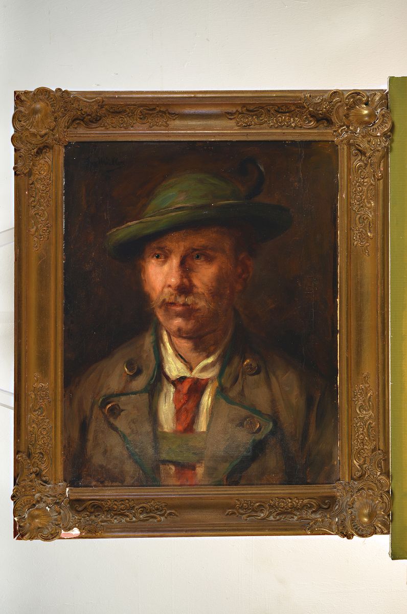 Detail k: Emma von Müller, 1859-1925, Porträt eines Jägers, Öl/Malkarton, links oben signiert E.v.Müller, gewölbt, mit Farbaufwerfungen, Restaurierung ...